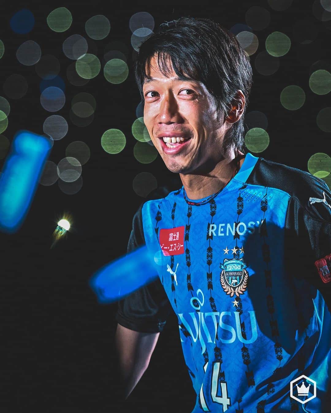 のインスタグラム：「. “川崎のバンディエラ”がサポーターに感謝（2020.12.21）  「本当に最高のプロサッカー選手生活でした。川崎フロンターレに入れて本当に良かった。みんなに会えて良かったです。僕は、頼もしい後輩たちにフロンターレの今後を任せて、先のステージに進みたいと思います。これが多分選手として最後に話す言葉になると思いますが、僕は今日のこの景色は 一生忘れません。本当に、本当に、感謝しています。フロンターレ、最高です。ありがとうございました」  📷Photo by @shimpeei（SOCCERKING）  #中村憲剛 #ケンゴありがとう #OnefourKengo #川崎フロンターレ #frontale #Jリーグ #JLeague #J1 #J撮り #football #サッカーキング #⚽️ #サッカー」