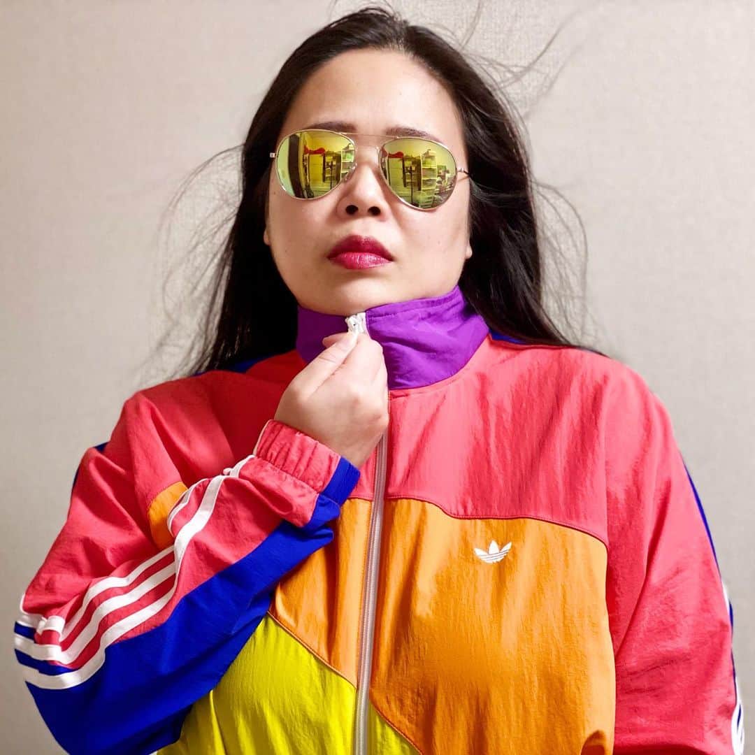 のインスタグラム：「Adidas × プライドオフセンタージャケット（レインボー）  #adidas #adidasoriginals  #アディダス #アディダスオリジナルス #アディダス大好き芸人 #アディ子 #dinagonmitsuko #adidasjacket  #adidasrainbow #iloveadidasoriginals  #大納言光子アディダスコーデ  @adidasoriginals」