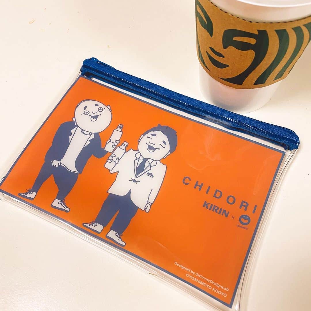 こまけいこのインスタグラム：「朝から息子のことで気になることがあってずっと落ちてたので、帰ってきたら話をしようと思っていて待ってたら、すごいうれしそうにおみやげがあるよーって帰ってきた。 とりあえず先に聞こうと思ったら、ペットポトルのドリンク4本にこのポーチが付いてるのを見て買ってきてくれた。 すごい私を喜ばせようとして買ってきてくれてるのがわかったのだが、こっちの気になってることを言わねばと話した。 息子は素直に普通に話して、私の気にしすぎだったのかもしれないことだったのだけど、気持ちがすれ違ってしまっていて(恋人か！)落ち込み。  娘はこういう優しさは全くなくて、コミュニケーションも少ないし、溜めて爆発するタイプなのでめんどくさいが割とほっとく。  今年はいろいろあったので、つい敏感に気にしてしまうようになってしまってとても疲れるがこれも成長の一部と思うしかない。  私はあまり親にあれこれ言われた記憶がなくて、たぶん小言は言われてたんだろうけど、言われないように振る舞っていた所はある。 もちろん親が知らないこともいっぱいあったし。 当たり前なんだけど、自分が親になってみると難しい。  一生修行。  ＊私はお笑い好き。 それを知ってのこれ。 マスクケースにしよう。」