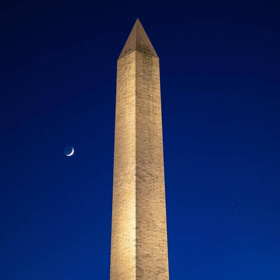 NASAさんのインスタグラム写真 - (NASAInstagram)「Jupiter and Saturn's Great Conjunction 🪐  The Moon, left, Saturn, upper right, and Jupiter, lower right, are seen after sunset with the Washington Monument on Dec. 17, 2020, in Washington. The two planets are drawing closer to each other in the sky as they head toward a “great conjunction” on Dec. 21, where they'll appear a tenth of a degree apart.   TAG US on your images of the #GreatConjuction so we can share them on Instagram!  Photo Credit: NASA/Bill Ingalls #GreatConjuction2020 #nasagoddard #space #science #astronomy #spaceimage #spacepic #nasa」12月22日 1時34分 - nasagoddard
