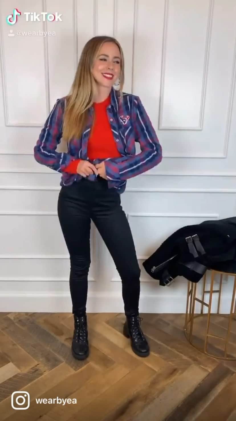 エリン・アンドリューズのインスタグラム：「You asked...we answered! How to style @wearbyea team plaid. Dress it up, dress it down #EveryWEAR & #AnyWEAR」