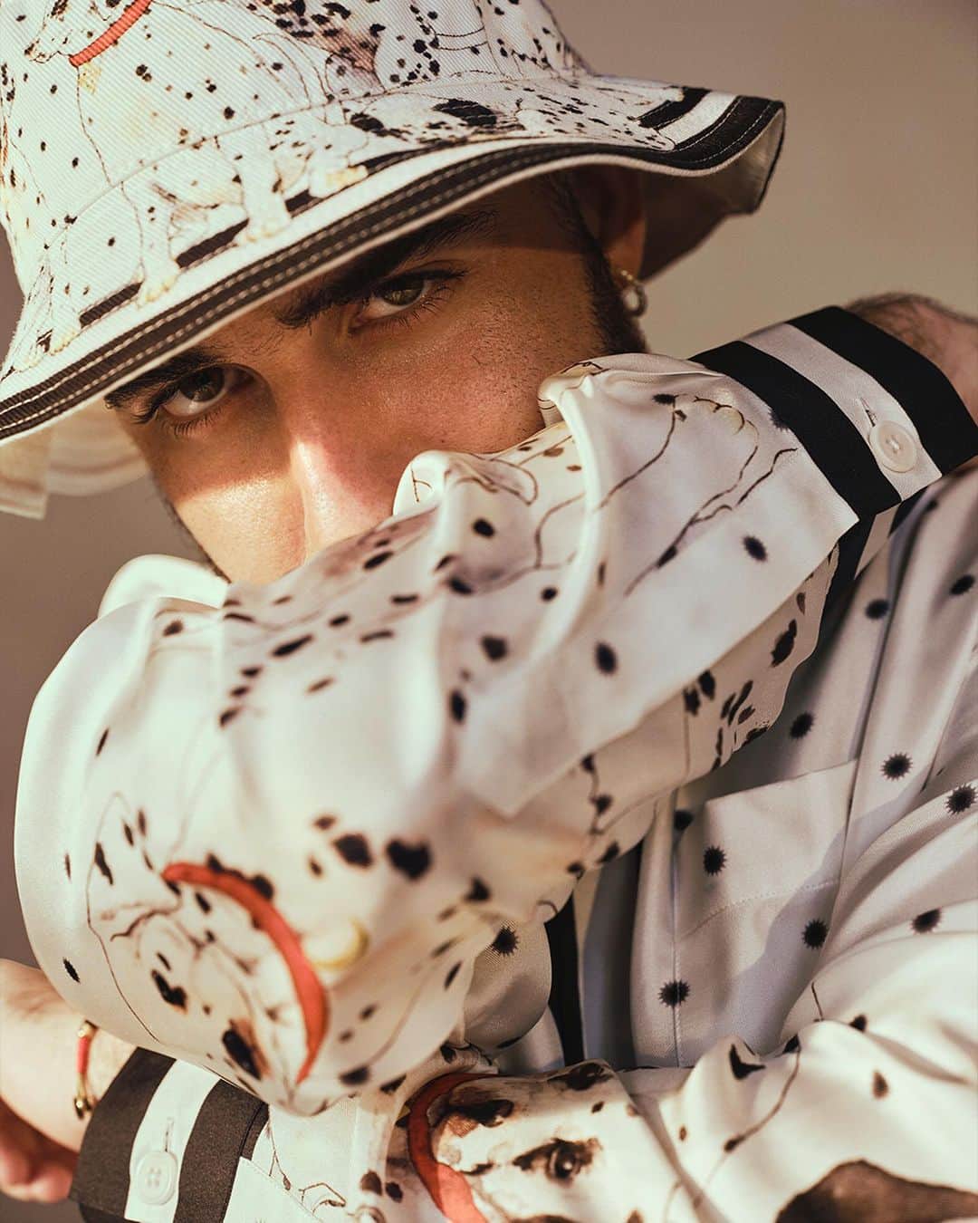 のインスタグラム：「“I’m having this moment,” says comedian Mr Jordan Firstman, our festive cover star and a man described this year as ‘the funniest man on the internet’. “But it’s weird because I’m on the covers of all these magazines, and I’ve never even been in a movie, you know? I’m not sure if I’m, like, ‘famous’ yet,” he says. “And I don’t want to be, like, ‘celebrity’ celebrity. But I feel so much more comfortable as a famous person than I did as a not-famous person.” Read our candid interview with one of the breakout stars of 2020, and enjoy his special festive video message on the homepage of MR PORTER now. @jtfirstman   Shop the story Casablanca - Printed Cotton-Twill Bucket Hat Casablanca - Printed Silk-Twill Shirt」