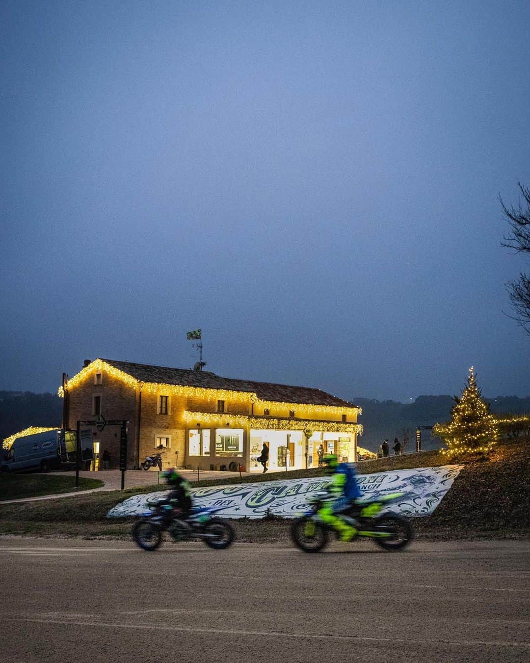 バレンティーノ・ロッシのインスタグラム：「Il Natale è più magico al Ranch  @vr46ridersacademyofficial  📸 @camilss」