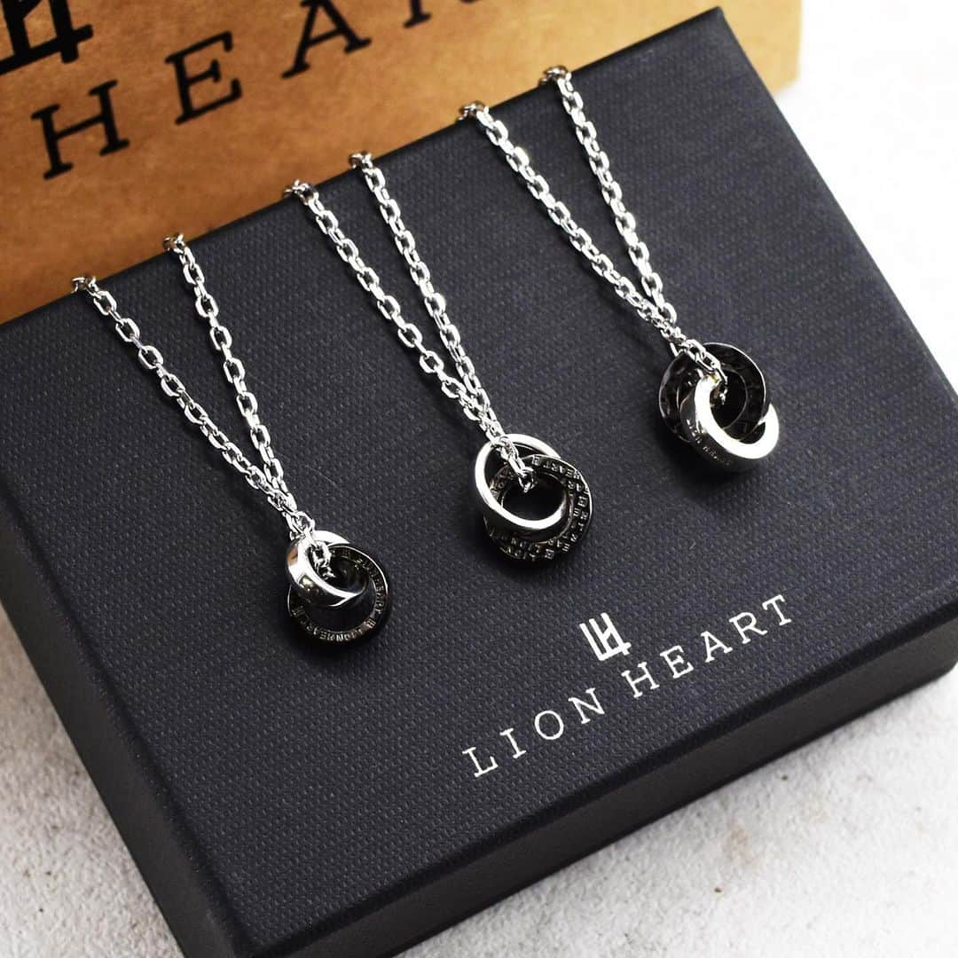 LION HEARTさんのインスタグラム写真 - (LION HEARTInstagram)「﻿ ﻿ ★ライオンハート直営店限定ネックレス★﻿ for Gift collection Exclusive﻿ “Day and night”﻿ ダブルリングネックレス﻿ ﻿ 左から﻿ 【EXCLUSIVE】フェザーダブルリングネックレス/シルバー925﻿ 税込 16,500円﻿ ﻿ 【EXCLUSIVE】ロゴダブルリングネックレス/シルバー925﻿ 税込 16,500円﻿ ﻿ 【EXCLUSIVE】槌目ダブルリングネックレス/シルバー925﻿ 税込 16,500円﻿ ﻿ ＿＿＿＿＿＿＿＿＿＿＿＿＿＿﻿ 🎁クリスマスクーポン対象商品﻿ オンラインストアと直営の3店舗で﻿ 1000円クーポンをプレゼントしています！﻿ 詳しくは公開中のクリスマス特集ページ﻿ 『TOKYO NIGHT GEMS』をチェック✨﻿ ＿＿＿＿＿＿＿＿＿＿＿＿＿＿﻿ ﻿ ブラックとシルバーのコンビネーションが﻿ 落ち着いた大人感のあるダブルリングネックレス。﻿ ﻿ ロジウムとブラックのコーティングが美しい艶感となり、ラグジュアリーな雰囲気に仕上げました◎﻿ ﻿ オンラインストアと直営の3店舗のみの限定ネックレスです⚡️﻿ ﻿ ————————————————————————﻿ #ライオンハート #lionheart﻿ #アクセサリー #シルバーアクセ  #ダブルリングネックレス  #リングネックレス  #メンズネックレス #メンズアクセ  #コンビネーション #ダブルリングアクセサリー ﻿ #クリスマス #クリスマスプレゼント悩み中 ﻿ #クリスマスプレゼントにオススメ #自分へのクリスマスプレゼント  #プレゼントしたい #プレゼントにおすすめ #ギフトにおすすめ ﻿ #ギフトボックス #ロゴネックレス ﻿ #フェザーモチーフ #人気のネックレスシリーズ ﻿ #シルバー925ネックレス #ロジウムメッキ  #クーポン配布中 #クーポンプレゼント #ペアアクセ﻿ #zozotown #阪急メンズ大阪 ﻿ #新宿マルイメン #有楽町マルイ」12月22日 1時52分 - lion_heart_accessory