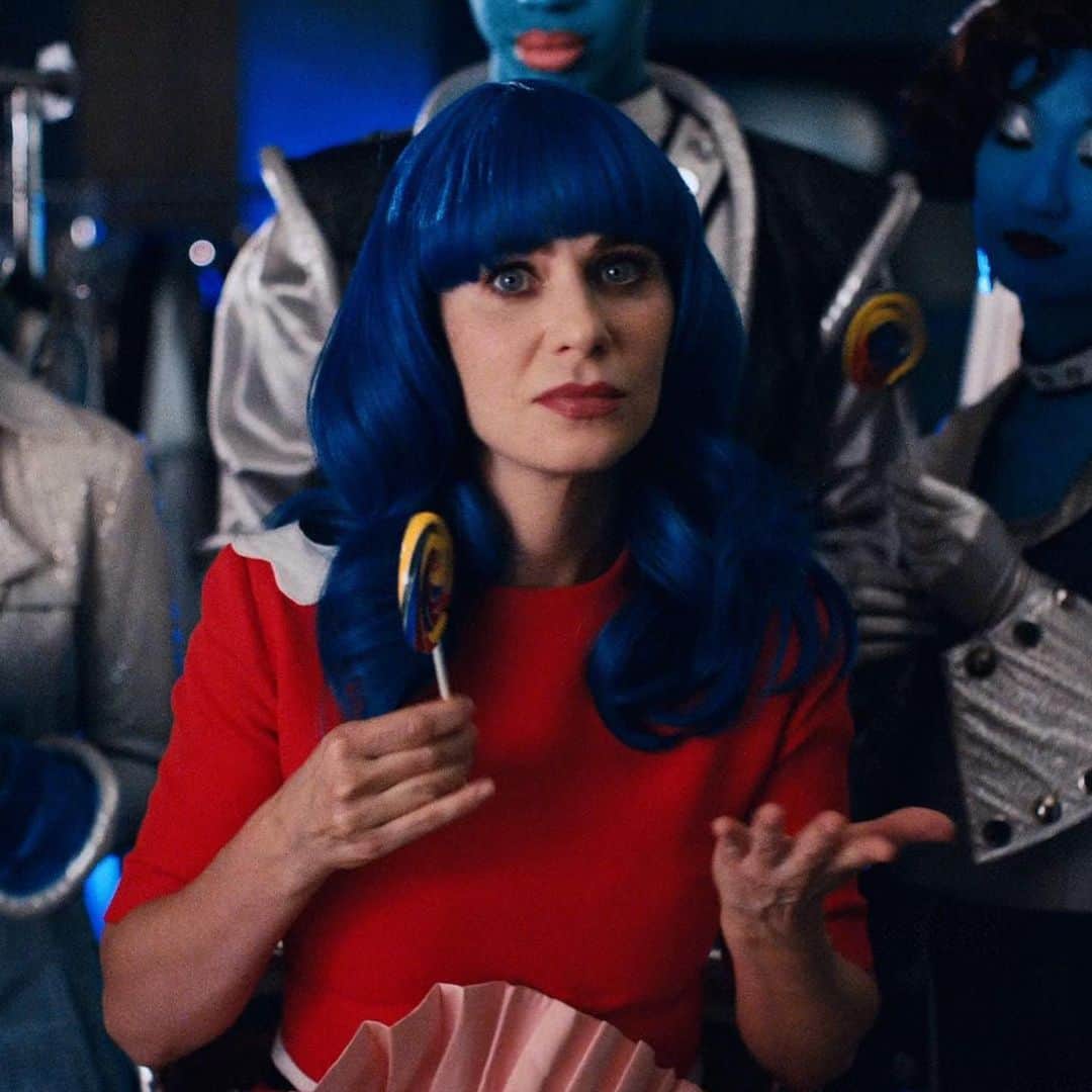 Vevoさんのインスタグラム写真 - (VevoInstagram)「First of all, @katyperry and @zooeydeschanel are basically twins... second of all, watch aliens party it up in "Not the End of the World" 🛸🌍 ⠀⠀⠀⠀⠀⠀⠀⠀⠀ ▶️[Link in bio]#Katyperry #zooeydeschanel #nottheendoftheworld」12月22日 1時52分 - vevo