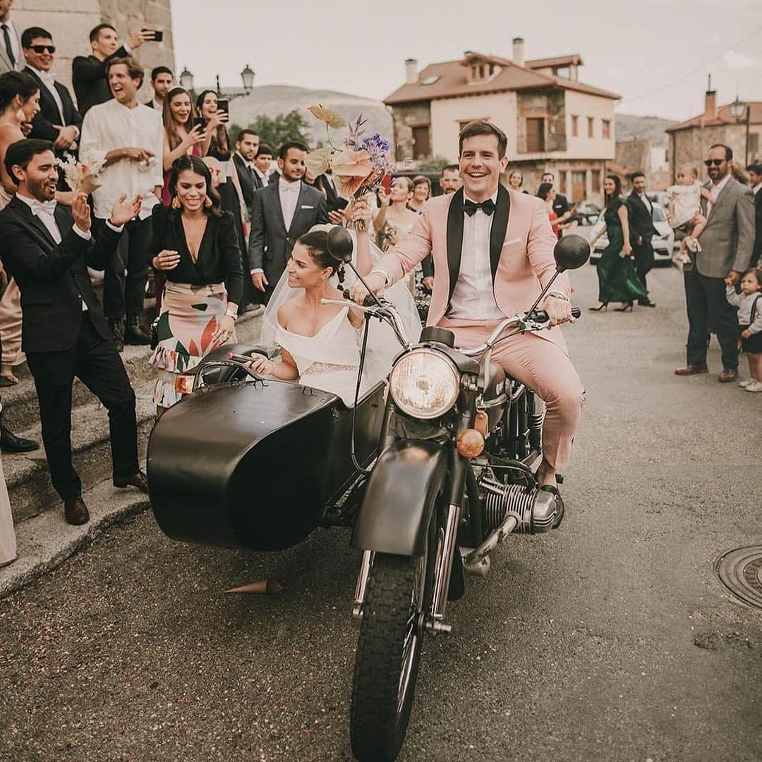 のインスタグラム：「Novios felices. Enhorabuena!! Vía @rockmywedding Foto @pablo_laguia  ⁠⠀」