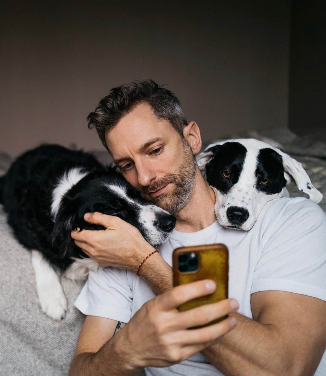 Andrew Knappのインスタグラム：「Who’s texting? You!?  I’m no stranger to spending the holidays alone, but this one looks like a particularly lonely jolly time for some of us. So text me if you want at 1-778-655-8924. I’ll try to get back to everyone. Or maybe you’re gifting someone our book and want to get a FaceTime from Momo himself, just text a request and I’ll do my best! A photo of your dog is always appreciated if you have one.  Happy holidays from us,  Andrew, Momo, and Boo」