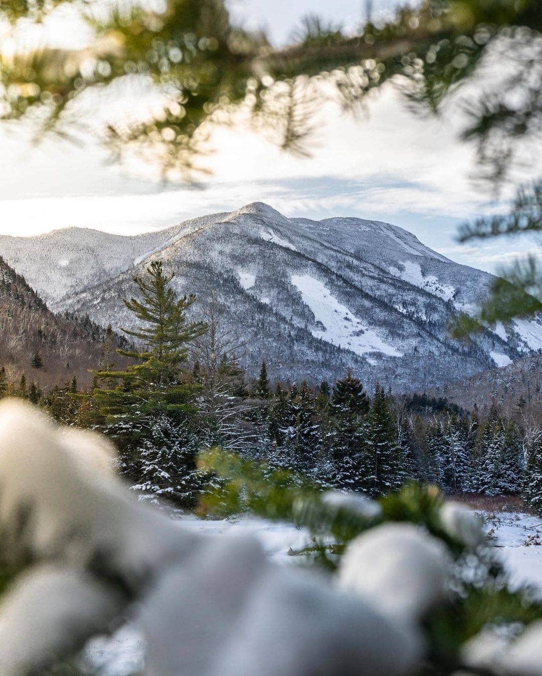 Visit The USAさんのインスタグラム写真 - (Visit The USAInstagram)「Escape to the Adirondack Mountains in upstate New York for a winter wonderland. ❄️ The Adirondack Region is made up of 100 communities with mountains, lakes, and vast valleys! If the great outdoors is not your thing, the Adirondack Coast has great wineries 🍷 to explore. #VisitTheUSA 📸 : @guillaumcloutier」12月22日 2時00分 - visittheusa
