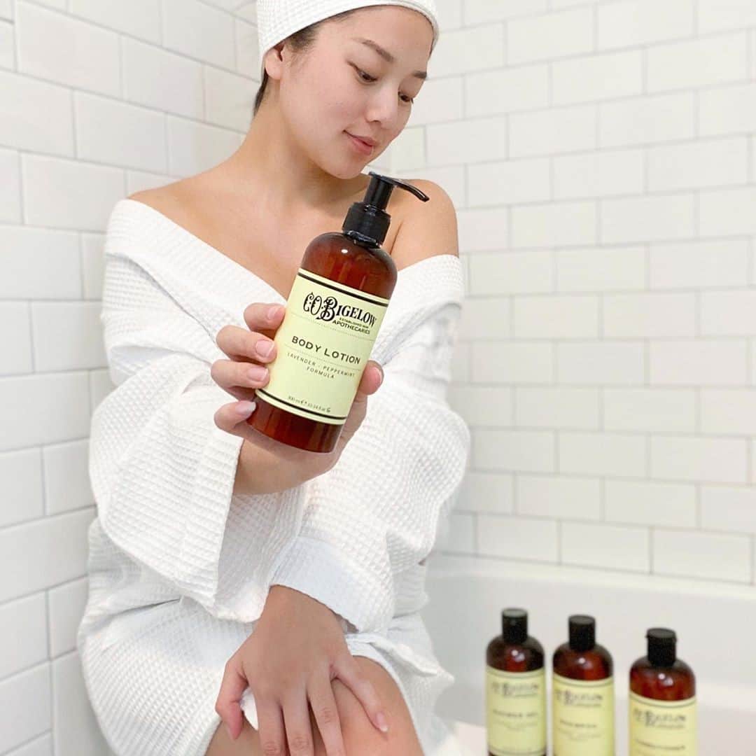 C.O. Bigelowさんのインスタグラム写真 - (C.O. BigelowInstagram)「All we want for the holiday is relaxation! 🛀  Let yourself unwind with our invigorating Lavender Peppermint collection! 💜🌿 ⁠ ⁠ 📷 @sophiathao」12月22日 2時02分 - cobigelow