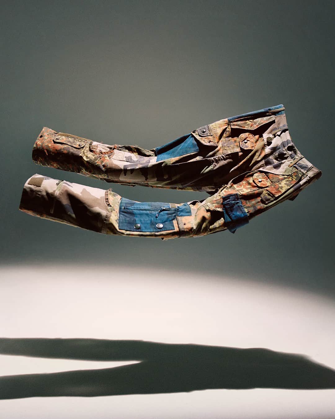 Loeweさんのインスタグラム写真 - (LoeweInstagram)「Eye/LOEWE/Nature Fall Winter 2020 camouflage cargo trousers constructed from repurposed military jackets  loewe.com  #LOEWE #EYELOEWENATURE #ELNFW20」12月22日 2時00分 - loewe