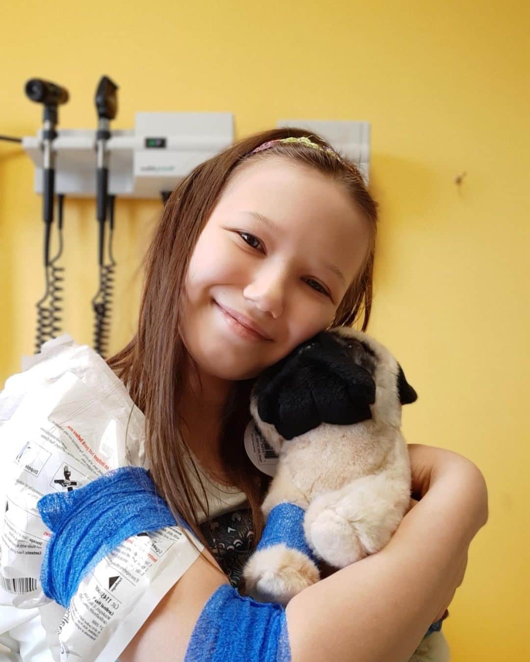 itsdougthepugさんのインスタグラム写真 - (itsdougthepugInstagram)「Doug needs your help! As you all know, we launched @dougthepugfoundation earlier this month. Once we launched we received an email from an amazing family who needs our help…this sweet girl is a pug owner and a fighter.   Azaela was diagnosed with Chronic Myelogenous Leukemia (CML), which is rare in children. Treatment needed to begin immediately and due to COVID only one parent could make the trip with her to University of Minnesota Masonic Children’s Hospital. She spent 27 days in the hospital undergoing intensive chemo to get her body functioning on its own again. In such a short time she had 2 major emergency procedures, in PICU on a ventilator, and fighting the effects of the chemo. She never gave up hope during her entire hospital stay that she would someday have a pug of her own.   Jessica & her husband have faced huge financial difficulties with her treatment. Jessica had to resign from her job to become full time caregiver, as well as pay for a new apartment near the hospital. All on top of having three other children as well.  Jessica wanted to find a way to offer Azaela and her sibling’s warmth and joy. Upon her release from the hospital, Azaelea received her wish for a pug of her own, nicknamed “Mimi”. Along with her new best friend Mimi, Azaelea began recovery at home, but Jessica got the news that her body was no longer reacting to the latest therapy.  She started to require blood transfusions, resulting in frequent visits to the hospital.  It was a temporary fix, which would only support her for a brief period of time.  Azalea was not responding to treatment and the next course of action is bone marrow transplant.   This will be a very intense time for Azaela and her whole family, both financially and emotionally. She will be hospitalized for up to two months at the University of Minnesota Masonic Children’s Hospital in Minneapolis. Azaelea and her family are partnering with @bethematch in order to find an eligible bone marrow donor.  Please donate to @dougthepugfoundation where your donations will directly go to Azaelea and her family. Together we can make a miracle happen for this amazing girl!  LIKK IN BIO or www.dougthepugfoundation.org 💛」12月22日 2時00分 - itsdougthepug