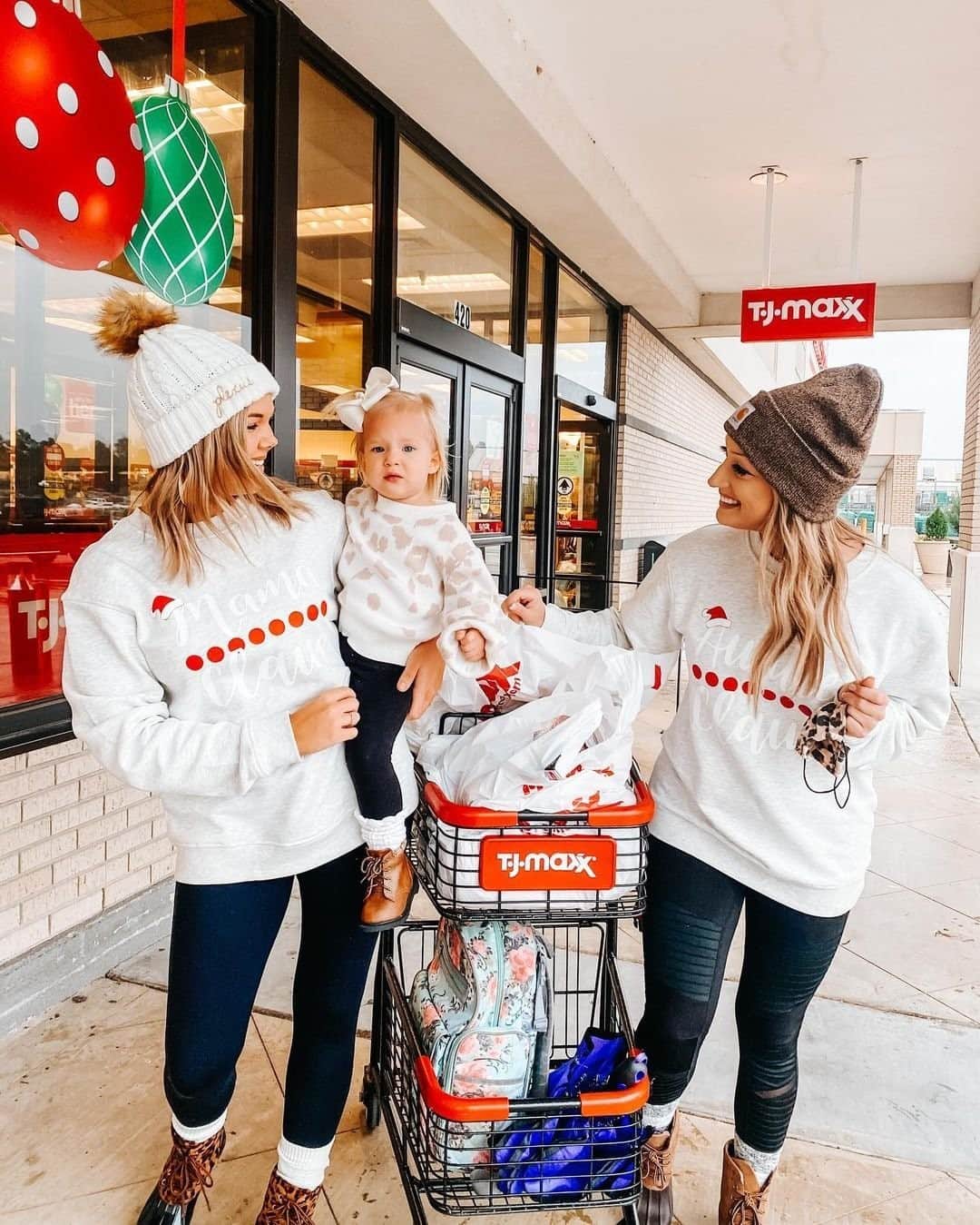 T.J.マックスのインスタグラム：「Anyone else spending these last few days getting all the gifts on your list? 🙋Stop by T.J.Maxx today!  (📷: @marissaladams)」