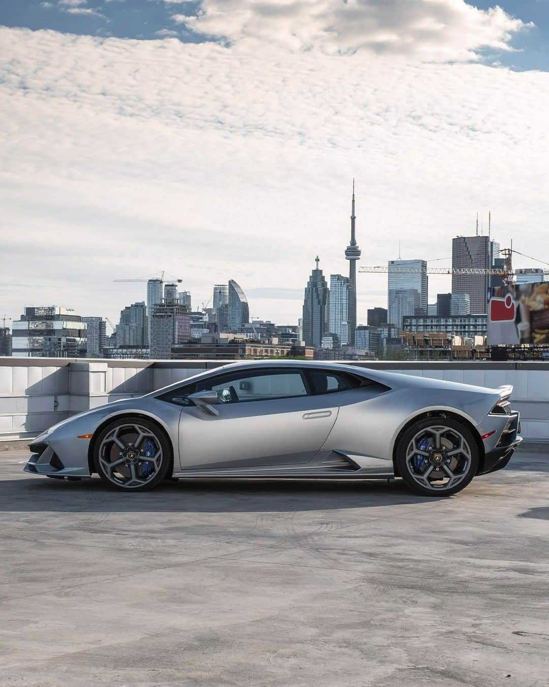 ランボルギーニさんのインスタグラム写真 - (ランボルギーニInstagram)「Huracán EVO: amplifying your day till you can touch the sky.  #Lamborghini #HuracanEVO #EveryDayAmplified」12月22日 2時00分 - lamborghini