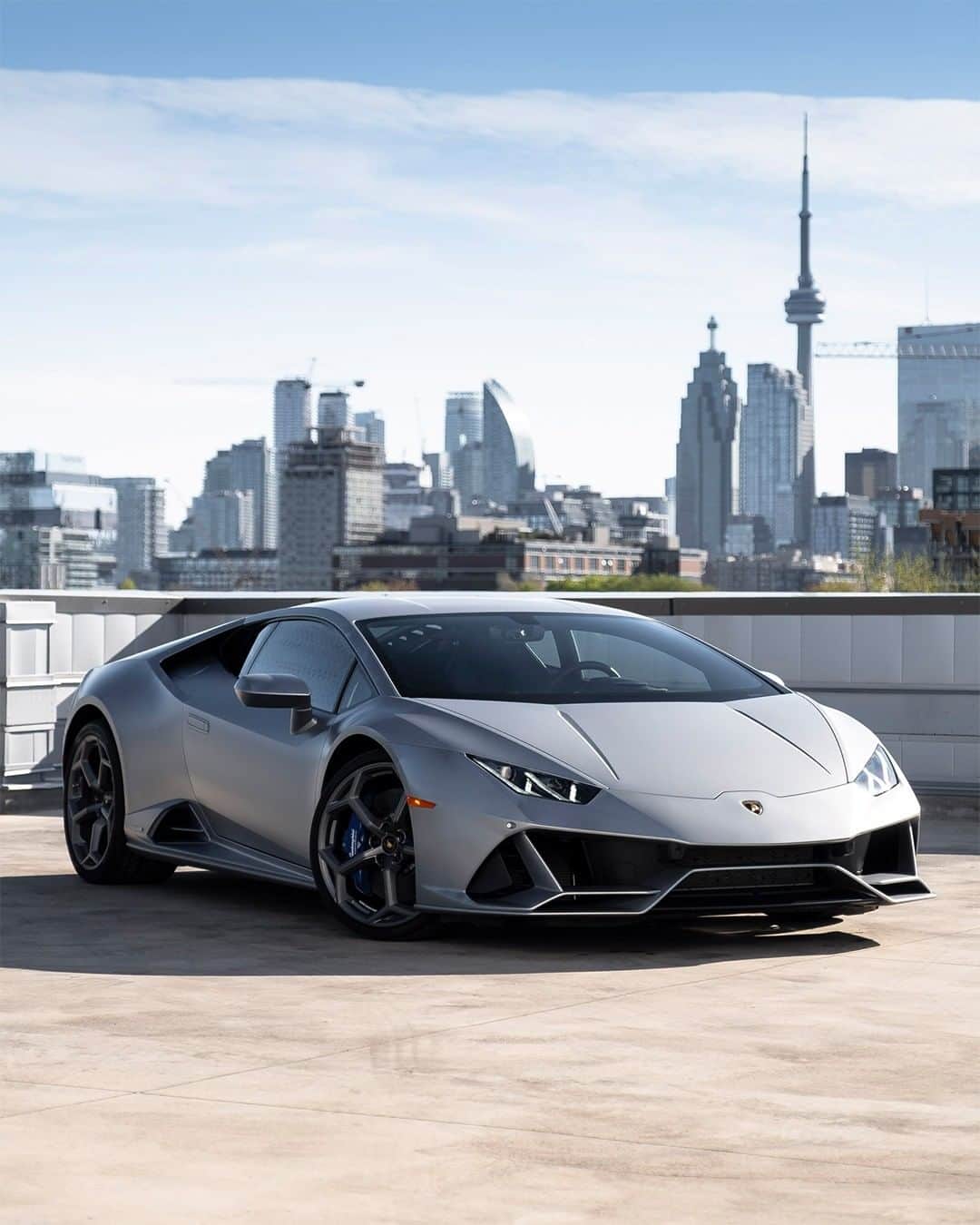 ランボルギーニのインスタグラム：「Huracán EVO: amplifying your day till you can touch the sky.  #Lamborghini #HuracanEVO #EveryDayAmplified」