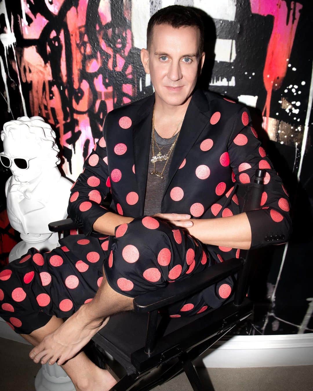 のインスタグラム：「“🔴” PORTRAIT FOR @voguechina BY @marco_ovando WEARING @moschino OF COURSE !」