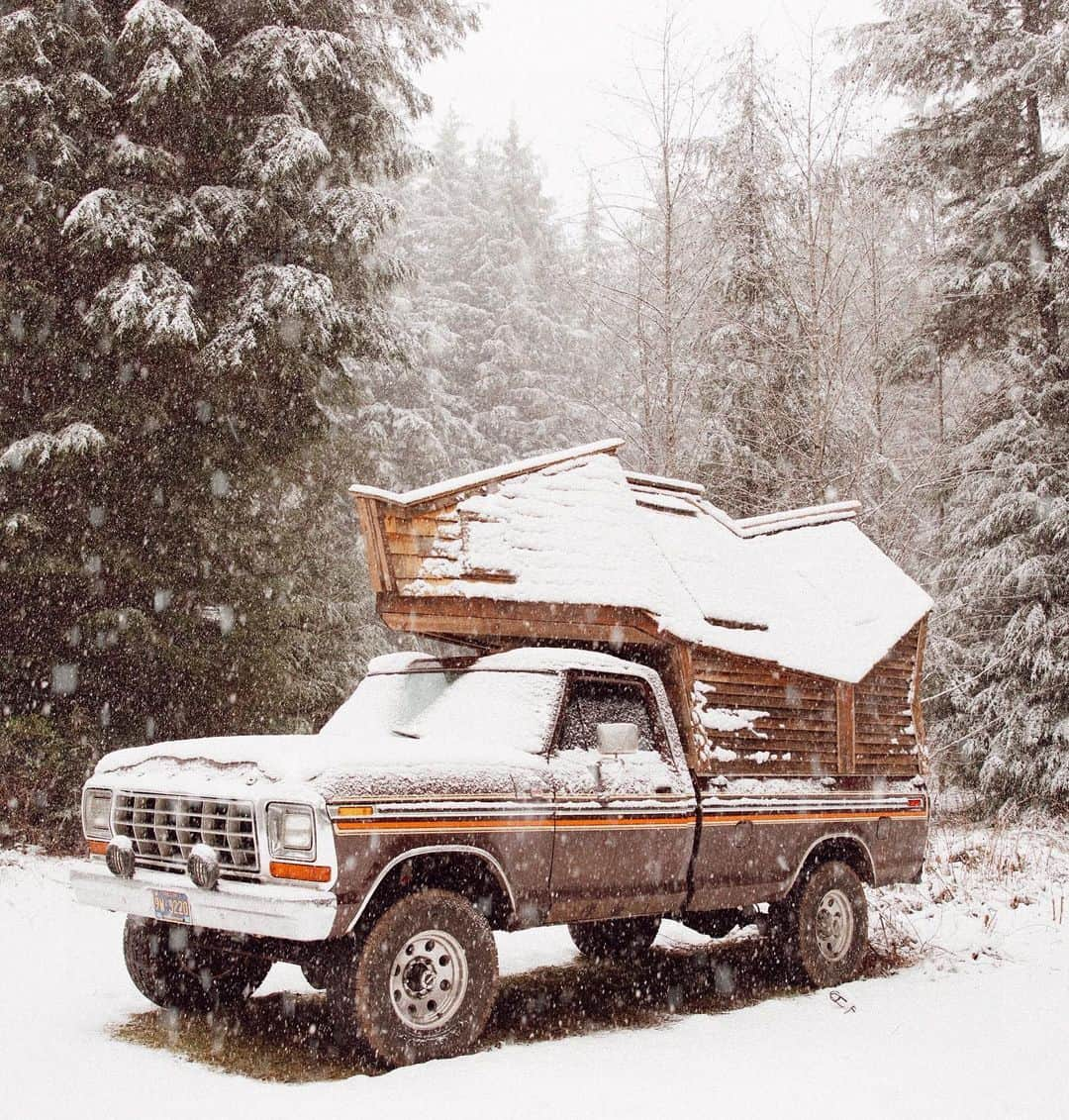 サラ・ジーン・アンダーウッドさんのインスタグラム写真 - (サラ・ジーン・アンダーウッドInstagram)「‘Tis the season❄️ . Truck cabin by @jacobwitzling & @saraunderwood . #truckcamper #diy #vanlife #homeiswhereyouparkit #tinyhouse」12月22日 2時12分 - saraunderwood