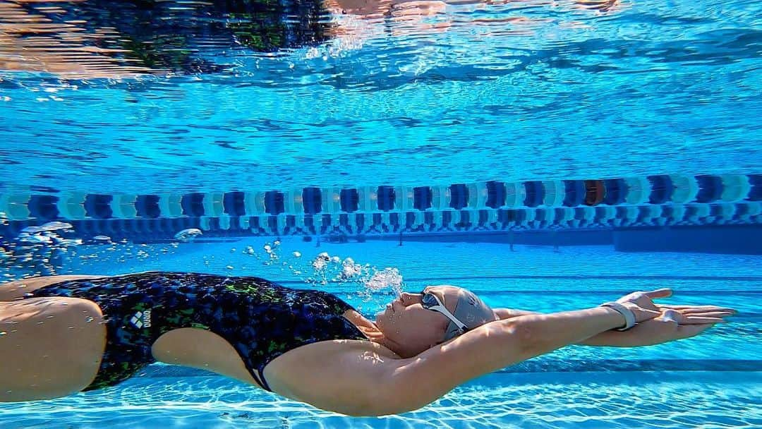 Julieのインスタグラム：「One of my favorite things during practice is looking at the water’s smooth surface from below while you’re dolphin kicking upside-down 🐬 . . . . #arenawaterinstinct #swimmer #summerjulep #swimming #swim #swimlife #swimmerslife #loveswimming #swimmersofinstagram #instaswim #instaswimming #mastersswimming #instaswimmer #usaswimming #swimtraining #swimfast #swimpractice #myswimpro #swimsmarter #itsaswimmerthing」