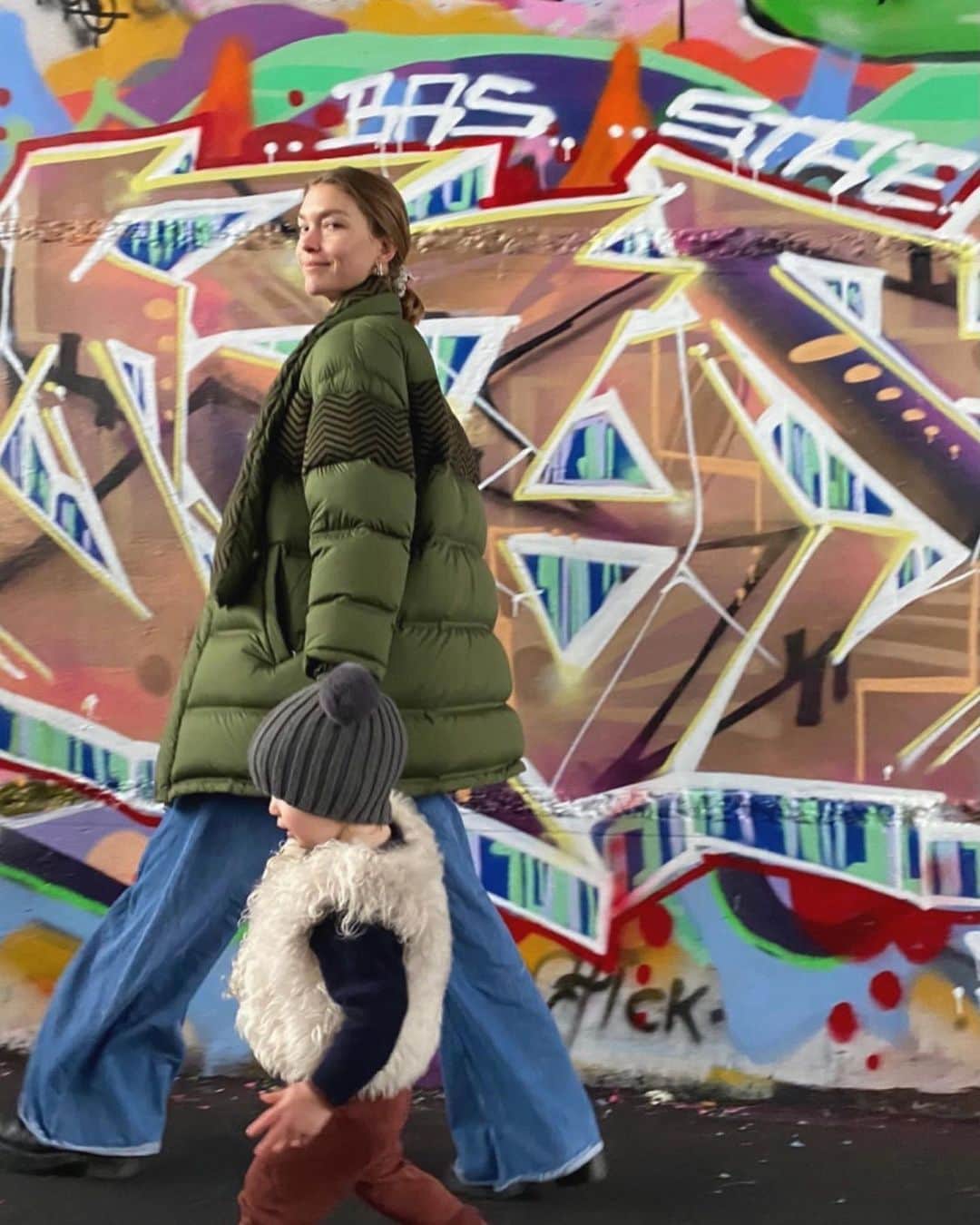 のインスタグラム：「Swipe to last photo for our Tier 4 face 🛹  Keeping warm in @perfectmomentsports 💚」