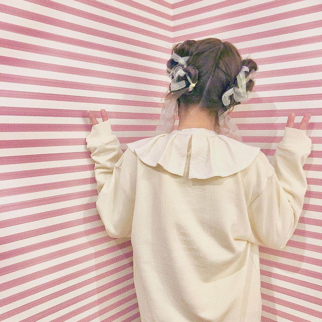 トリイクニコのインスタグラム：「つーじープロデュース kidsブランド @angecharme_shop  ローンチ会見でした🍒  このスウェット気に入ってるらしいよ🥳 よーく見たらバックプリント入ってます✍️  2枚目▶︎ 服に合わせてマスクをスタイリングする日がくるとは…🙄  世の中何が起こるかわからないね〜」