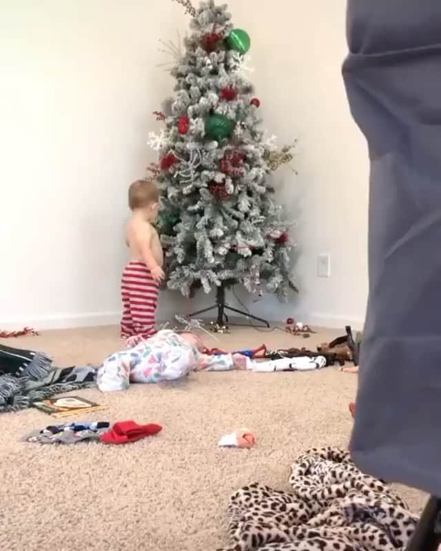 リース・ウィザースプーンのインスタグラム：「Define “Naughty“. I’ll wait.... 🎄👉🏼」