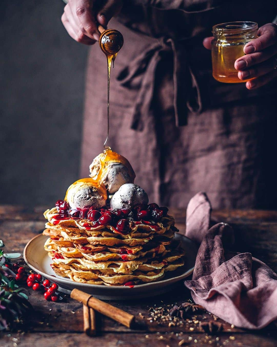 Our Food Storiesさんのインスタグラム写真 - (Our Food StoriesInstagram)「Werbung|Advertisement We teamed up with @kenwooddeutschland again to share a wonderful recipe for the Christmas holidays with you guys. Kenwood conducted a study under the title "1000 Flavors of Germany" to find out which dishes are the germans favorites  - and the answer to the question of what germans prefer to eat is definitely colorful and diverse. The favorite dishes don’t just include roasted pork and schnitzel, but also thai curry, spaghetti bolognese and baklava. So Kenwood asked us too what our favorite dish is and that is definitely not easy to answer! One of our favorite ingredients and drinks during the cold winter month is chai tea. It always reminds us of lovely winter afternoons strolling around the city with a hot drink or on the sofa with a good book and makes the dark months super cozy. And another one is warm waffles, because what could be more comforting than a warm waffle for breakfast :)  So we decided to combine these two favorites of ours and make warm waffles with a cherry compote and chai ice cream, as a real holiday treat! You can get the recipe on the blog, the link is in profile!  #1000FlavorsOfGermany #kenwood ____ #kenwooddeutschland #christmasrecipe #christmasdecorations #waffleslover #glutenfreerecipes #glutenfreechristmas #glutenfri #chailatte #chaiicecream #foodstylist #foodphotographer #cookingchef #fujixt3 #germanfoodblogger #momentslikethese #simplejoys」12月22日 2時18分 - _foodstories_