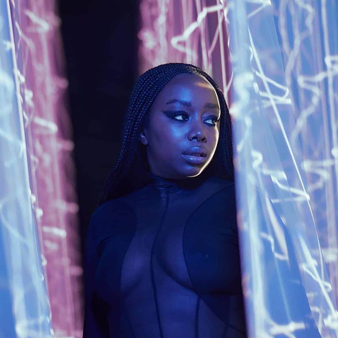 ミュグレーのインスタグラム：「Reveal your boldness and make all your fantasies come true with Angel @blackbeautybag #MuglerAngel #WilderThanDreams」
