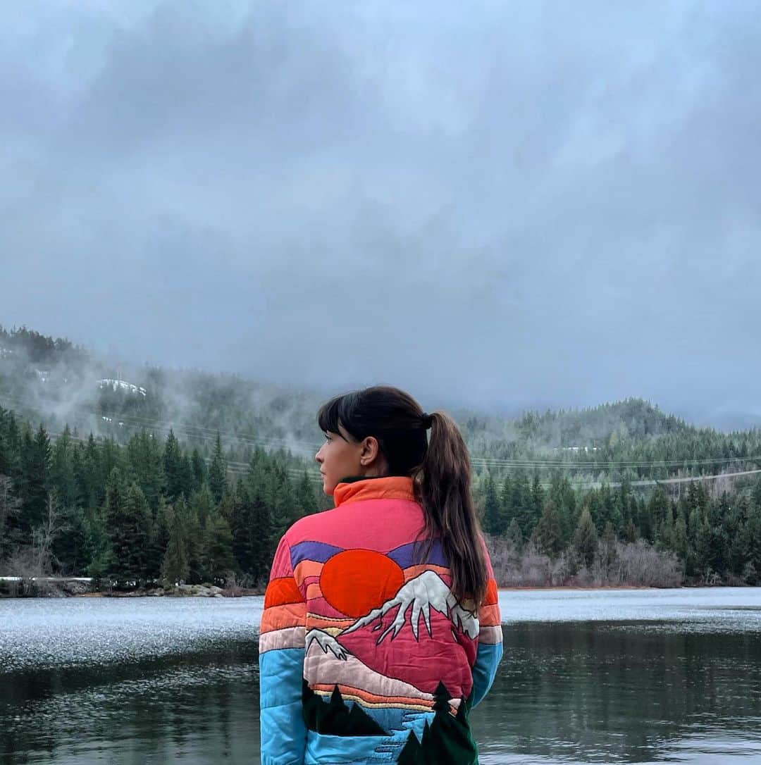 ハンナ・シモンのインスタグラム：「My one true love is a woman. She is older. She is wiser. And she is absolutely stunning and so humble about her beauty. She can fiercely rage and then without notice be calmer than the stillest water. I have to share her with a lot of people, most who don’t treat her right. She will have the last word though as she always does. Mother Nature you sexy fox. You have my heart forever.」