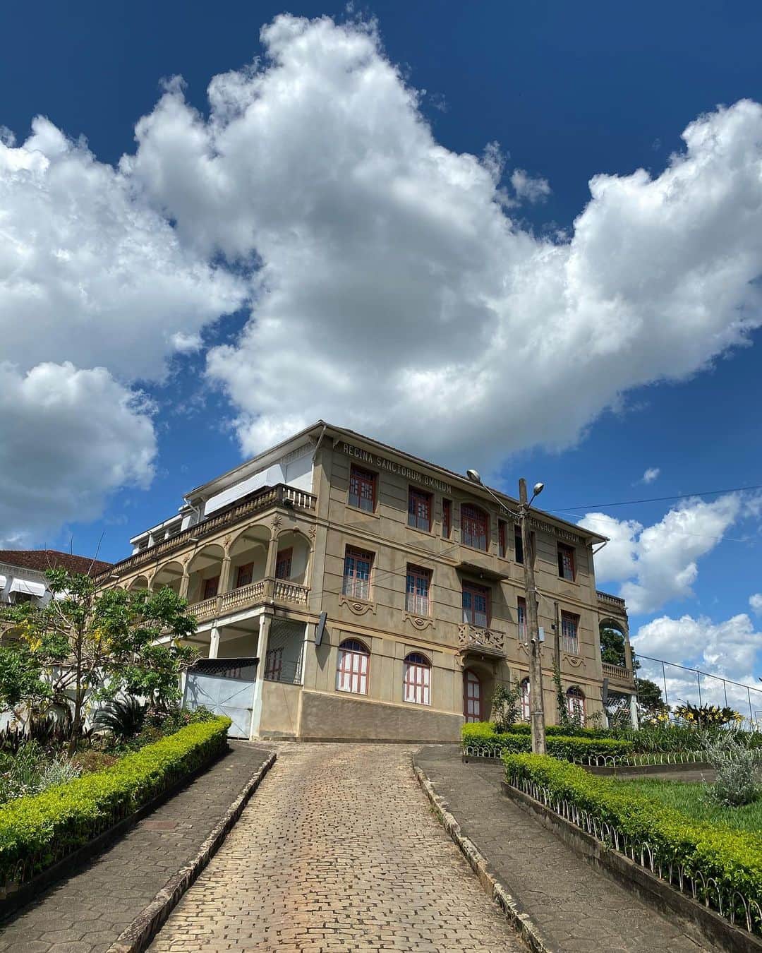 ラファエルさんのインスタグラム写真 - (ラファエルInstagram)「Carangola, 2020 A very special spot for me. That building is the most beautiful building in my hometown. It is the @servitareginapacis, the nun school I spent 12 years in. Good days and terrible ones like every weird child on the 80’s experiences school. More than 20 years after that, I’m back, healed, happy, full of love and grateful to meet the same director when I was a kid. Sister Leonice, you are a warrior and I love you from the deep of my heart . .   Carangola, 2020 Um lugar muito especial pra mim. Esse predio foda no fundo eh o predio mais lindo da minha cidade natal. É a escola @servitareginapacis, a escola de freiras em que passei 12 anos. Dias bons e terríveis como toda criança esquisita viveu uma experiencia escolar nos anos 80.  Mais de 20 anos depois, estou de volta, curado, feliz, cheio de amor e grato por reencontrar a mesma diretora de quando era criança. Irmã Leonice, você é uma guerreira e eu te amo do fundo do meu coração.」12月22日 2時27分 - rafaelmantesso
