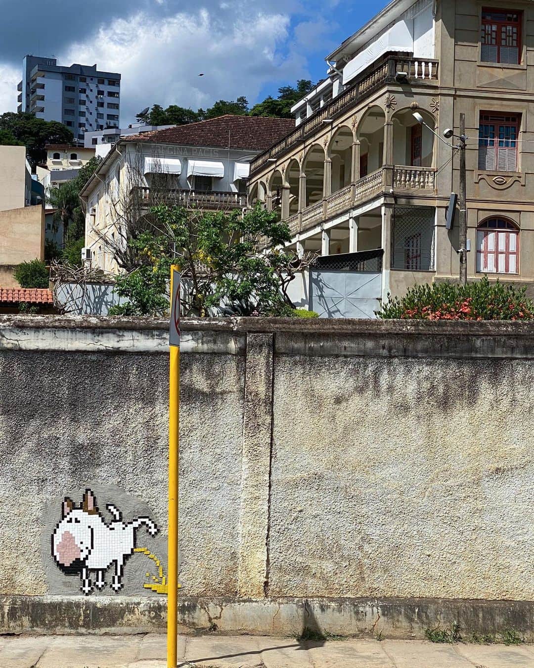 ラファエルさんのインスタグラム写真 - (ラファエルInstagram)「Carangola, 2020 A very special spot for me. That building is the most beautiful building in my hometown. It is the @servitareginapacis, the nun school I spent 12 years in. Good days and terrible ones like every weird child on the 80’s experiences school. More than 20 years after that, I’m back, healed, happy, full of love and grateful to meet the same director when I was a kid. Sister Leonice, you are a warrior and I love you from the deep of my heart . .   Carangola, 2020 Um lugar muito especial pra mim. Esse predio foda no fundo eh o predio mais lindo da minha cidade natal. É a escola @servitareginapacis, a escola de freiras em que passei 12 anos. Dias bons e terríveis como toda criança esquisita viveu uma experiencia escolar nos anos 80.  Mais de 20 anos depois, estou de volta, curado, feliz, cheio de amor e grato por reencontrar a mesma diretora de quando era criança. Irmã Leonice, você é uma guerreira e eu te amo do fundo do meu coração.」12月22日 2時27分 - rafaelmantesso