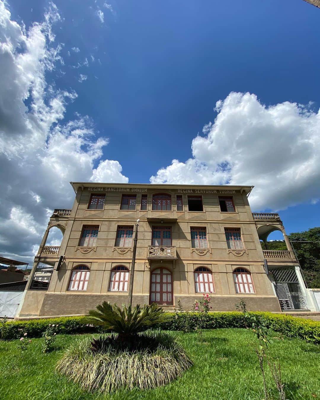 ラファエルさんのインスタグラム写真 - (ラファエルInstagram)「Carangola, 2020 A very special spot for me. That building is the most beautiful building in my hometown. It is the @servitareginapacis, the nun school I spent 12 years in. Good days and terrible ones like every weird child on the 80’s experiences school. More than 20 years after that, I’m back, healed, happy, full of love and grateful to meet the same director when I was a kid. Sister Leonice, you are a warrior and I love you from the deep of my heart . .   Carangola, 2020 Um lugar muito especial pra mim. Esse predio foda no fundo eh o predio mais lindo da minha cidade natal. É a escola @servitareginapacis, a escola de freiras em que passei 12 anos. Dias bons e terríveis como toda criança esquisita viveu uma experiencia escolar nos anos 80.  Mais de 20 anos depois, estou de volta, curado, feliz, cheio de amor e grato por reencontrar a mesma diretora de quando era criança. Irmã Leonice, você é uma guerreira e eu te amo do fundo do meu coração.」12月22日 2時27分 - rafaelmantesso