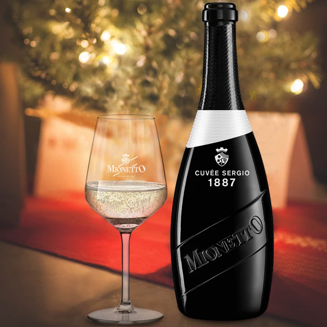 Mionetto Proseccoのインスタグラム：「Una luce avvolgente e una persona a cui dedicare questo momento.⁣ Vicina o lontana che sia, falle sapere che stai pensando a lei.⁣ ⁣ Acquista Cuvée Sergio 1887 Extra dry - Luxury Collection - sul nuovo e-shop Mionetto e ricevila direttamente a casa 👉Link in Bio 🍾⁣ #mionettoprosecco #mionettoinsieme #mionettoeshop⁣ ⁣ Bevi Mionetto responsabilmente」