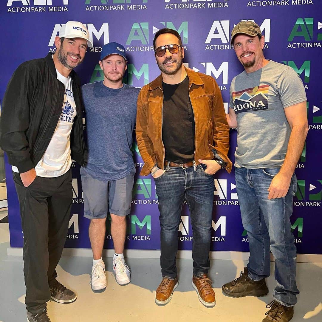ジェレミー・ピヴェンのインスタグラム：「Good to get the band back together ... Been way too long! We covered a lot of stuff including an Entourage reboot, what are your guys thoughts ? @victorythepodcast」
