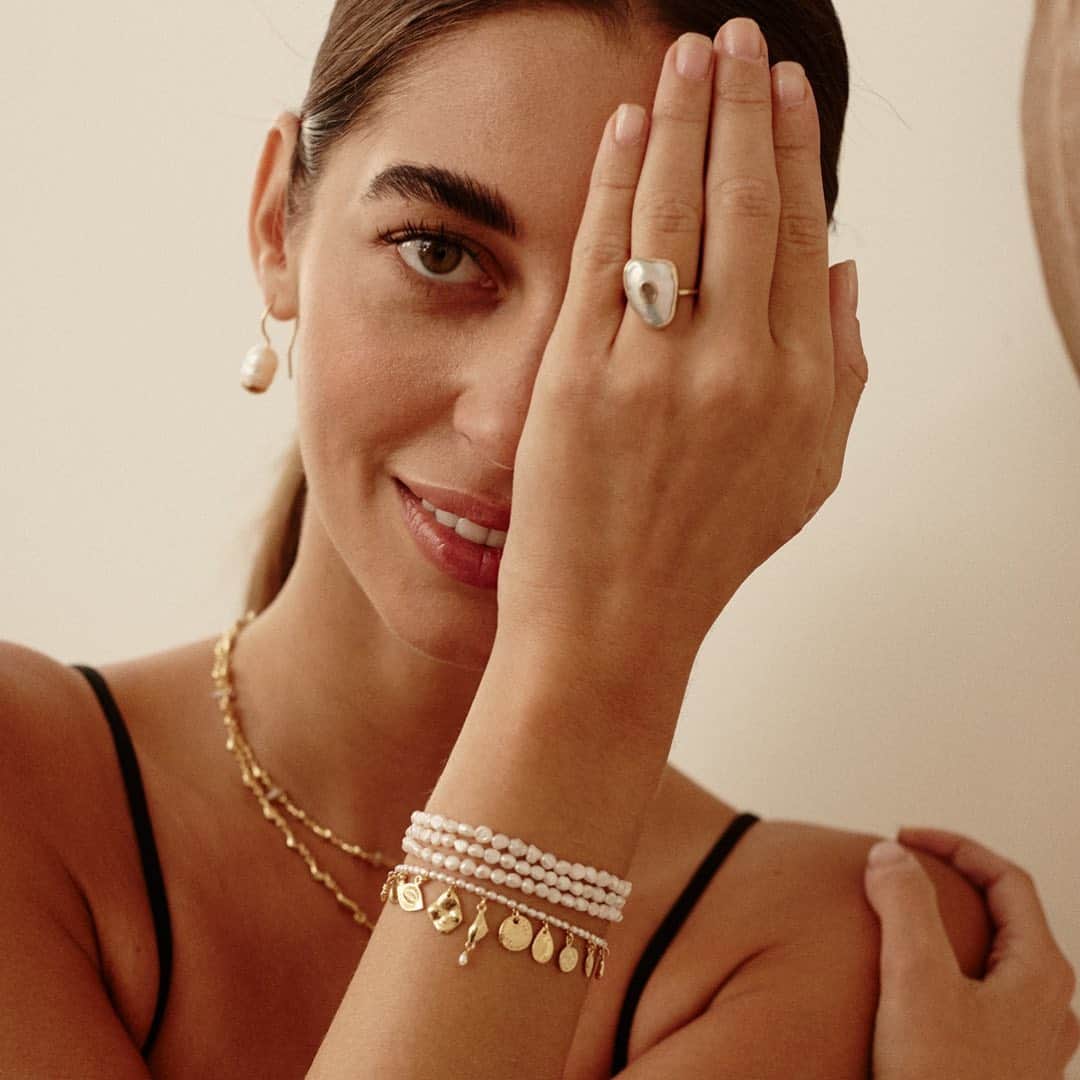 チャンルーのインスタグラム：「Dream team 🤍💛Pearls and gold make everything more festive.」