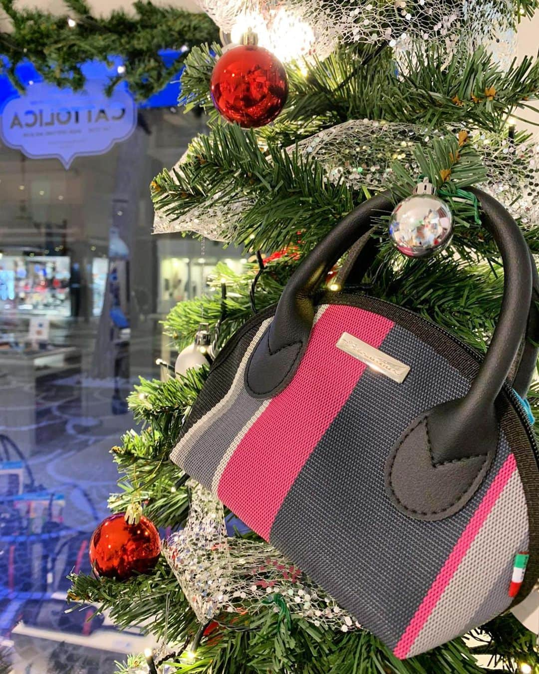 ブランディーナさんのインスタグラム写真 - (ブランディーナInstagram)「Christmas is coming! 🎄  #brandinatheoriginal #borsetessuto #borse #borsa #borsadonna #borseinvernali #borsamare #borsefirmate #borseartigianali #accessoridonna #accessoriuomo #abbigliamentodonna #abbigliamentouomo #abbigliamentouomoedonna #abbigliamentouomodonna #modaitaliana #madeinitaly #modadonna #modauomo #modaitaliana #bagscollection #bagsandpurses #brandedbags #italianfashion #italianfashionstyle #italianbag #italianbags #everydayfashion #fallwinter2020 #fallwintercollection」12月22日 2時38分 - brandinatheoriginal