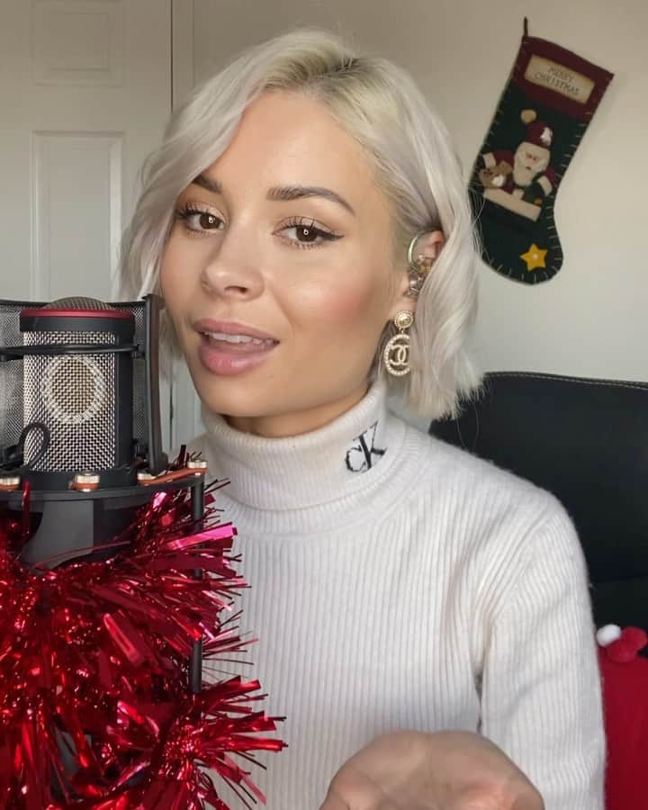 ニーナ・ネスビットのインスタグラム：「sleigh from your sofa queens 🍷🍰🎄💔」