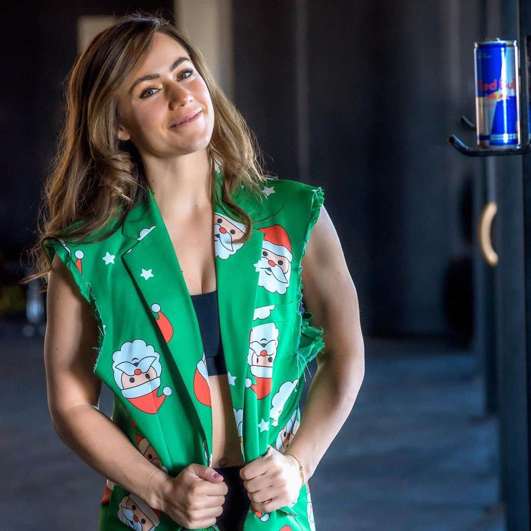 Camille Leblanc-Bazinetさんのインスタグラム写真 - (Camille Leblanc-BazinetInstagram)「🎄 All I want fo Christmas is: 4+ hours of uninterrupted sleep 🎄  In the meantime @redbull   Joke aside all I want is health and happiness for everyone. To say this year has been challenging for everyone is an understatement. We all definitely got thrown out of our comfort zone and have been force to find ways to adapt. With the Holidays literally around the corner, I know this is going to be an extra challenging week for most.   Just know that you are allowed to feel all the feel and that most of all you are not alone. Reach out and seek for help if you need some.   I feel lucky that I have Dave and Zoe with me but I am heartbroken that my family and friends haven’t been able to meet my new baby. Its like I went in lock down at 14 weeks pregnant and no one was really part of my pregnancy/birth and so far the first 5 months of my daughters life. But we are all healthy and doing our part to keep others healthy to.   This is not for ever and it will be over soon. The whole time at the hospital I kept telling myself: ⁃Its just time passing by ⁃You can do hard ⁃Everything ends at a point - asking for help is a strength not a weakness  📸: @kaceycolephotography」12月22日 2時40分 - camillelbaz
