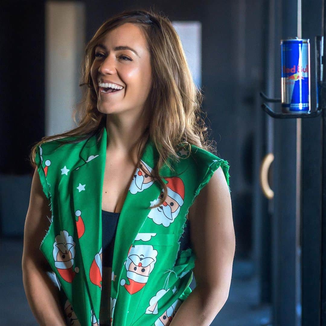 Camille Leblanc-Bazinetさんのインスタグラム写真 - (Camille Leblanc-BazinetInstagram)「🎄 All I want fo Christmas is: 4+ hours of uninterrupted sleep 🎄  In the meantime @redbull   Joke aside all I want is health and happiness for everyone. To say this year has been challenging for everyone is an understatement. We all definitely got thrown out of our comfort zone and have been force to find ways to adapt. With the Holidays literally around the corner, I know this is going to be an extra challenging week for most.   Just know that you are allowed to feel all the feel and that most of all you are not alone. Reach out and seek for help if you need some.   I feel lucky that I have Dave and Zoe with me but I am heartbroken that my family and friends haven’t been able to meet my new baby. Its like I went in lock down at 14 weeks pregnant and no one was really part of my pregnancy/birth and so far the first 5 months of my daughters life. But we are all healthy and doing our part to keep others healthy to.   This is not for ever and it will be over soon. The whole time at the hospital I kept telling myself: ⁃Its just time passing by ⁃You can do hard ⁃Everything ends at a point - asking for help is a strength not a weakness  📸: @kaceycolephotography」12月22日 2時40分 - camillelbaz