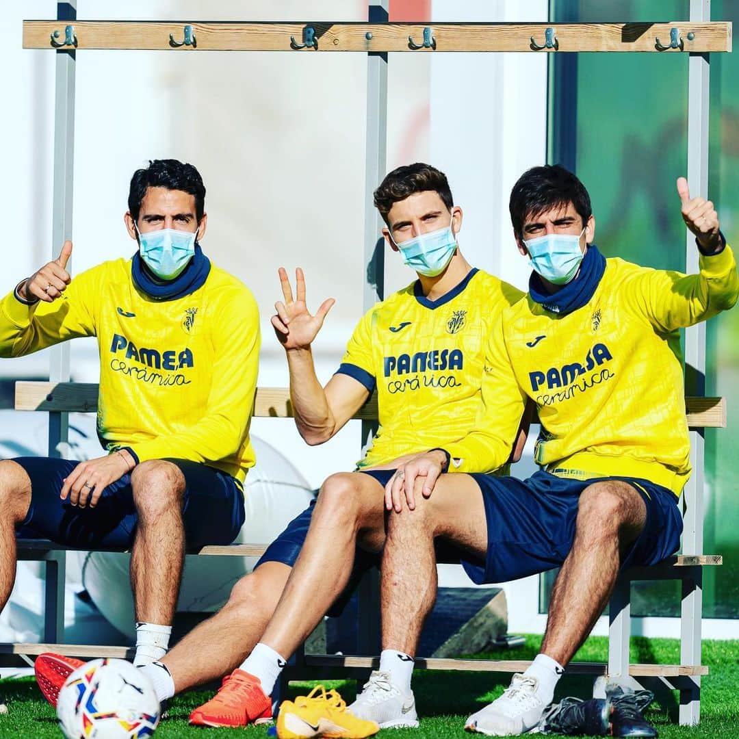 ビジャレアルCFのインスタグラム：「¡Hola, qué tal 👋! . ¡Mucha clase en este saludo 👏! . Hi, how’s it going 👋? . A lot of class in this greeting 👏! . #Villarreal #futbol #football #soccer #LaLiga」