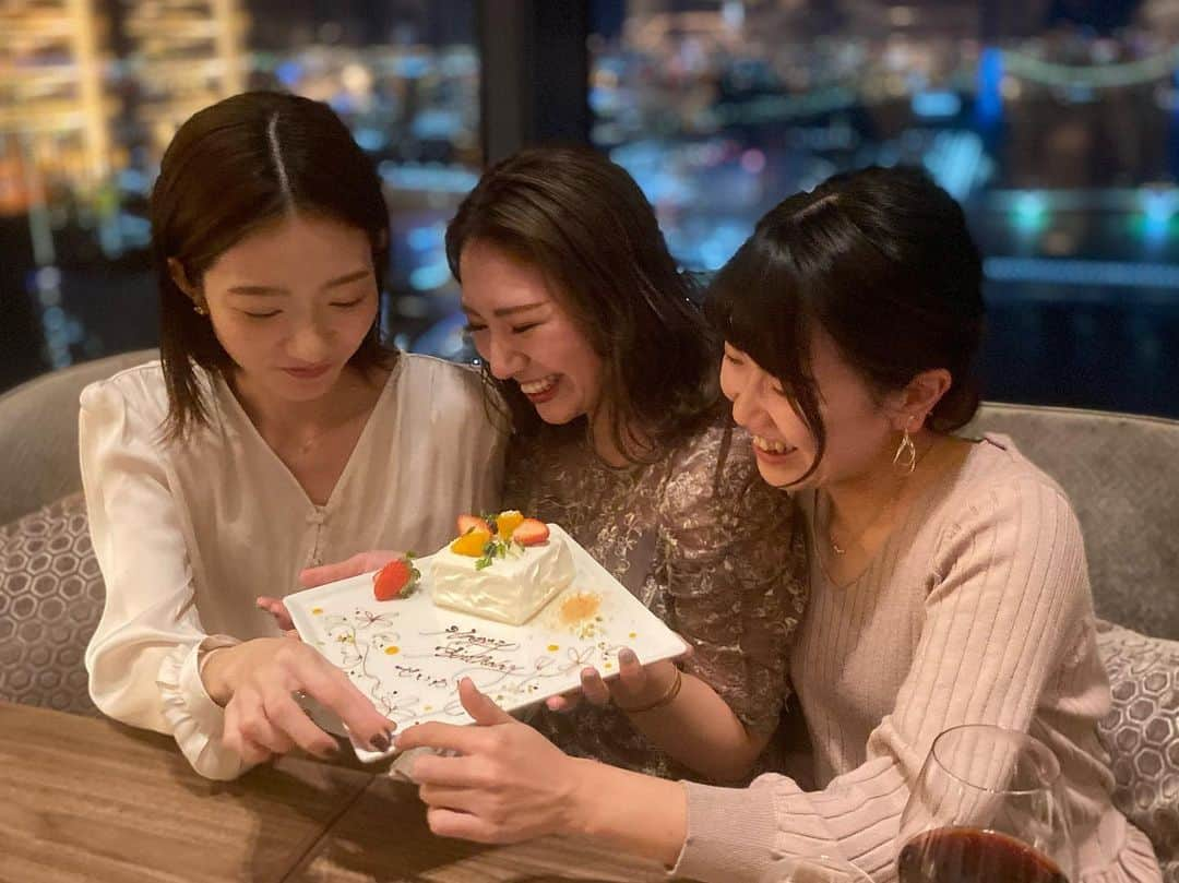 SEIKAさんのインスタグラム写真 - (SEIKAInstagram)「🌃🍽✨﻿ ﻿ ﻿ 📍𝐌𝐢𝐭𝐬𝐮𝐢 𝐆𝐚𝐫𝐝𝐞𝐧 𝐇𝐨𝐭𝐞𝐥﻿  𝐓𝐨𝐲𝐨𝐬𝐮 𝐁𝐀𝐘𝐒𝐈𝐃𝐄 𝐂𝐑𝐎𝐒𝐒﻿ ﻿  𝙏𝙃𝙀 𝙋𝙀𝙉𝙏𝙃𝙊𝙐𝙎𝙀 𝙬𝙞𝙩𝙝 𝙬𝙚𝙚𝙠𝙚𝙣𝙙 𝙩𝙚𝙧𝙧𝙖𝙘𝙚🍽﻿ ﻿ 豊洲駅直結のホテルの36階でディナー😋﻿ ドレスアップしてGO💃💕﻿ ﻿ ちょっと早めのお誕生日お祝いしてもらった🥂 thank you💋﻿ ﻿ 素敵なディナーなのに相変わらず﻿ ガヤ芸人すぎて騒がしかった😂﻿ もう友達になって20年くらいだね笑﻿ 地元らびゅ〜💙﻿ ﻿ またオシャレして遊ぼうねー🥰﻿ ﻿ #ザペントハウス #豊洲 #高層階レストラン #クリスマスディナー #夜景 #バースデープレート #東京グルメ #グルメ女子 #ホテルディナー #東京ホテル #ドレスアップ #ディナーコーデ #ホテル巡り #ステイケーション #大人の休日 #女子会 #ホテル女子会 #女子旅 #国内旅行 #東京観光 #旅行 #genic_mag #genic_japan #タビジョ #旅スタグラム #東京女子部 #土曜日の小旅行 #tokyohotel #dinner #nightview﻿」12月22日 8時15分 - seika____1224