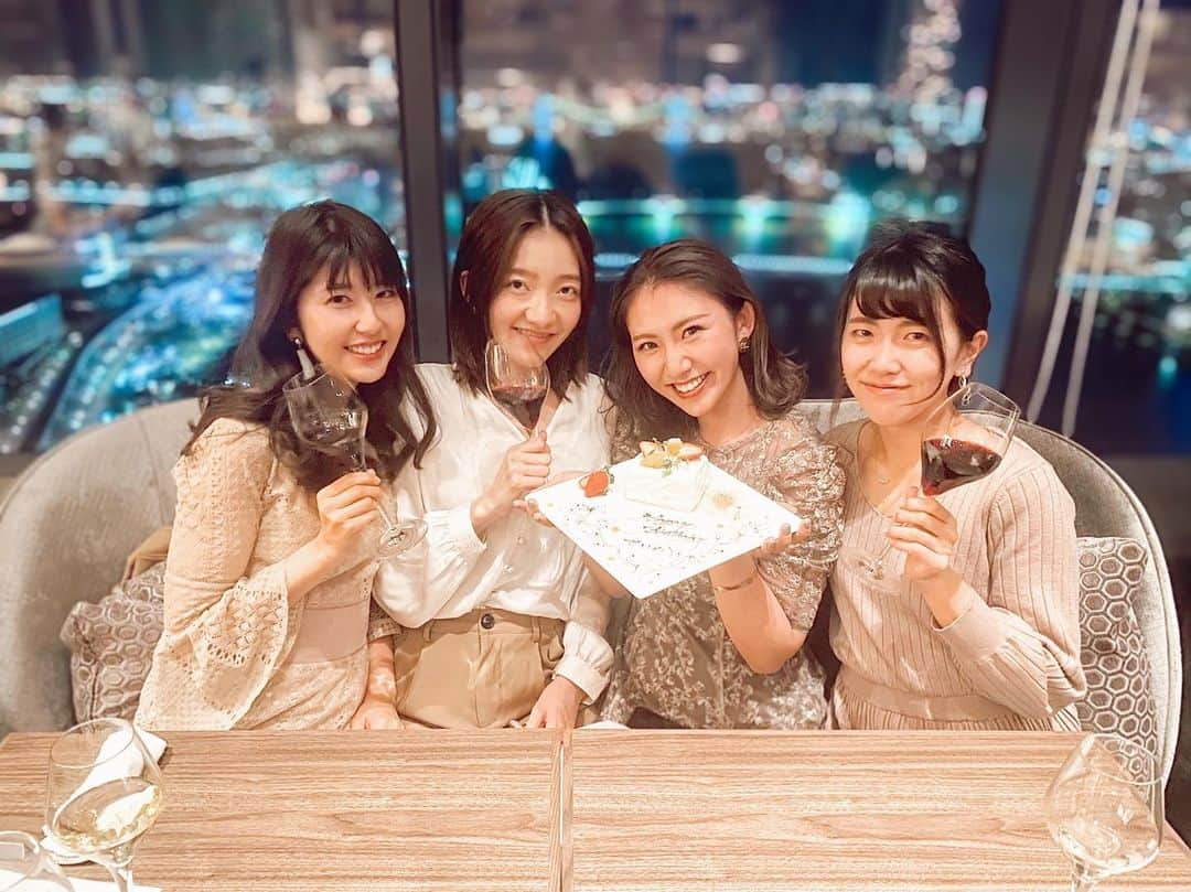 SEIKAのインスタグラム：「🌃🍽✨﻿ ﻿ ﻿ 📍𝐌𝐢𝐭𝐬𝐮𝐢 𝐆𝐚𝐫𝐝𝐞𝐧 𝐇𝐨𝐭𝐞𝐥﻿  𝐓𝐨𝐲𝐨𝐬𝐮 𝐁𝐀𝐘𝐒𝐈𝐃𝐄 𝐂𝐑𝐎𝐒𝐒﻿ ﻿  𝙏𝙃𝙀 𝙋𝙀𝙉𝙏𝙃𝙊𝙐𝙎𝙀 𝙬𝙞𝙩𝙝 𝙬𝙚𝙚𝙠𝙚𝙣𝙙 𝙩𝙚𝙧𝙧𝙖𝙘𝙚🍽﻿ ﻿ 豊洲駅直結のホテルの36階でディナー😋﻿ ドレスアップしてGO💃💕﻿ ﻿ ちょっと早めのお誕生日お祝いしてもらった🥂 thank you💋﻿ ﻿ 素敵なディナーなのに相変わらず﻿ ガヤ芸人すぎて騒がしかった😂﻿ もう友達になって20年くらいだね笑﻿ 地元らびゅ〜💙﻿ ﻿ またオシャレして遊ぼうねー🥰﻿ ﻿ #ザペントハウス #豊洲 #高層階レストラン #クリスマスディナー #夜景 #バースデープレート #東京グルメ #グルメ女子 #ホテルディナー #東京ホテル #ドレスアップ #ディナーコーデ #ホテル巡り #ステイケーション #大人の休日 #女子会 #ホテル女子会 #女子旅 #国内旅行 #東京観光 #旅行 #genic_mag #genic_japan #タビジョ #旅スタグラム #東京女子部 #土曜日の小旅行 #tokyohotel #dinner #nightview﻿」