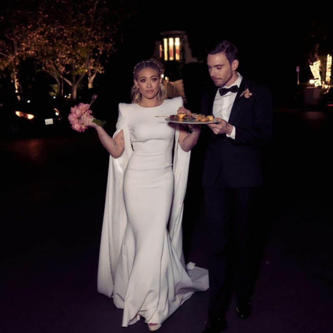 のインスタグラム：「I love this moment so much. Matt and I were both too nervous to eat the day of our wedding .. this is directly after ....we slammed a plate of apps someone brought us before taking pictures and this pretty much sums us up ..Snacking through life, dreaming about dinner at 7 am and wrangling kids. Oh, and dodging covid the first year of marriage😕. Always with you babe. For you. Over and over I choose you and this ♥️ thank you for being a damn good man. Best I’ve ever met 12-21-19 Thanks for drinking two cups or water today... baby steps  Old dogs can learn new tricks 👏🏻」