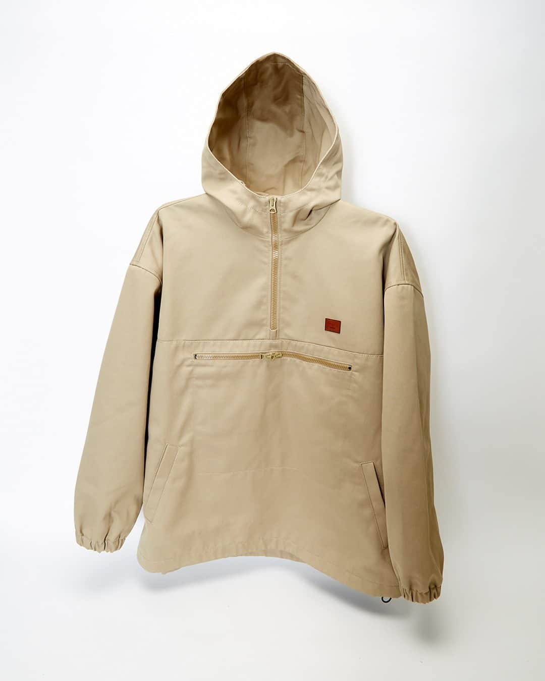 エルエヌシーシーのインスタグラム：「Offering a minimalist approach to design, Scandinavian brand @acnestudios presents new season wardobe staples designed to be worn again and again. Shop casual styles like the Anorak Pullover Jacket, featuring elevated details and the signature face emblem online now.」