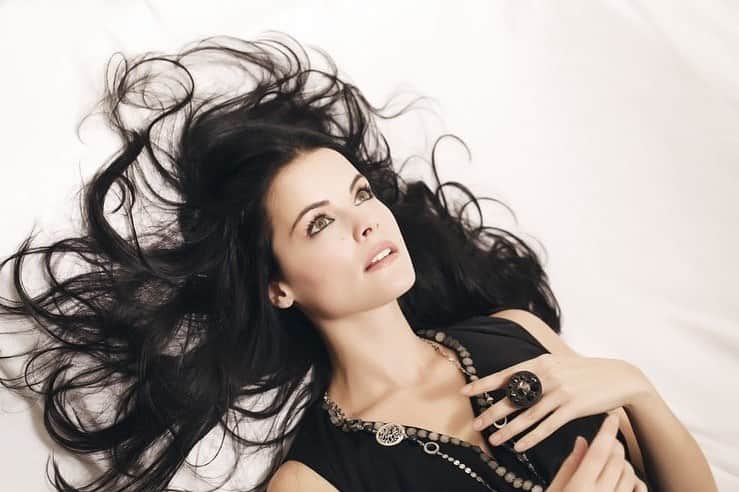 ジェイミー・アレクサンダーのインスタグラム：「Back when I used to have a TON of hair 💇🏻‍♀️」