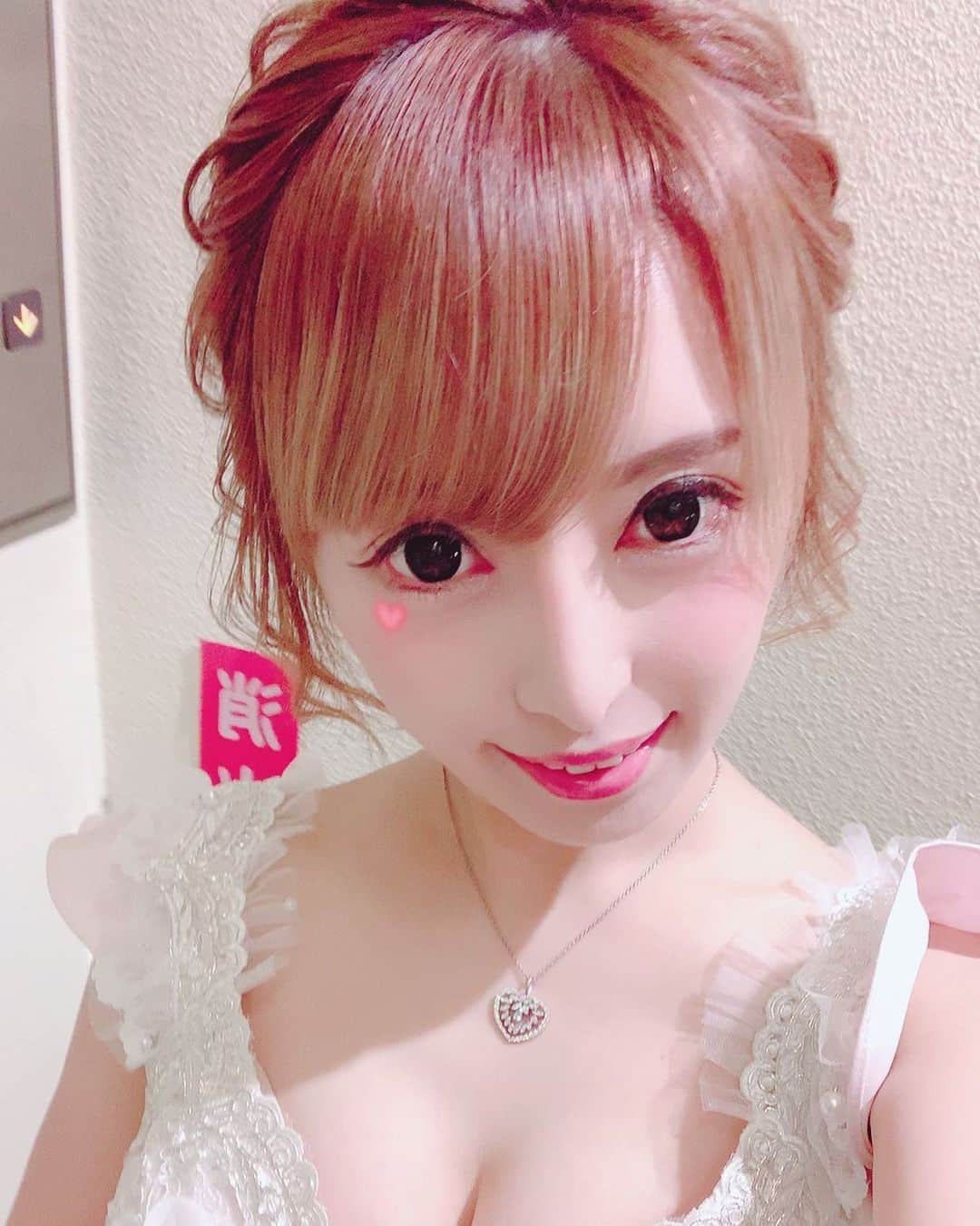のインスタグラム：「肩こりがマッサージでも取れなくて 肩ボトックスしたんだけど やはりとんでもなく痛い🙌🥺  肩と首に１０回以上筋肉注射打つの🤏  これで楽になるはず🤙💖  #コンカフェ#メイドカフェ#プティパルフェ#住吉#アールズカフェ#錦#キャバクラ#名古屋#YouTube#17LIVE#TikTok#夜中#ボトックス」