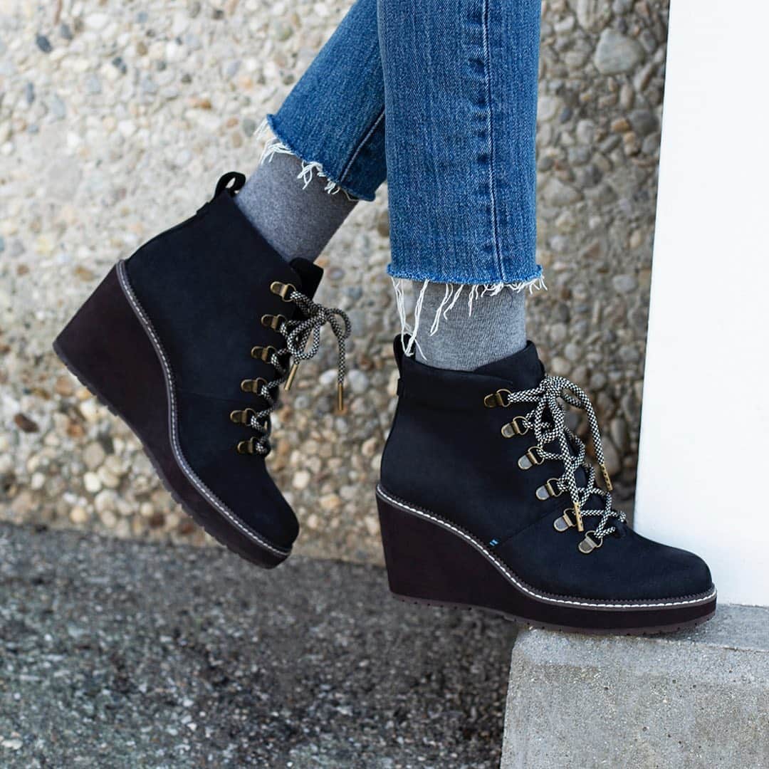 トムズシューズのインスタグラム：「Boots made for a lot more than just walking. Available in water-resistant leather or suede.  📸 The Melrose」