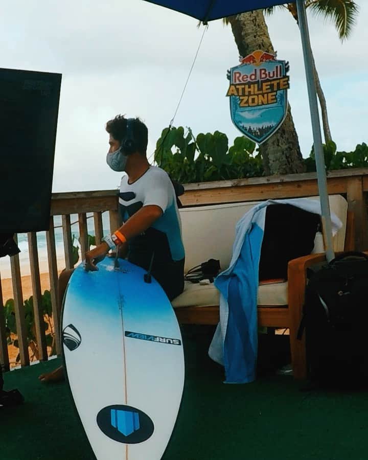 ミグエル・プッポのインスタグラム：「A semana de trabalho chegou ao fim com um gostinho de que dava para ir mais longe, mas nem sempre as coisas são como planejamos. Primeiro evento do ano, meu retorno à elite do surf e a ansiedade estava a mil. Mas estou feliz de ter conseguido uma boa colocação, pelo esforço, tentativas, erros e acertos. Agora começa outro ciclo em busca de coisas melhores no próximo evento👊 Obrigado a todos que estavam na torcida e mandando aquela vibe🙌 Agradeço também a toda minha família pelo carinho e apoio💙 Meus patrocinadores pelo suporte incrível nessa longa caminhada 🤙 (🎥: @italomlc ) #Deusnocomandosempre @rodrigonossolar @kikonossolar @talesandrade @digogasparin @marcio.zouvi @penrose73 @wagnerpupo @jeane_pupo @samuel_pupo @dominikpupo @tiedttiedt」