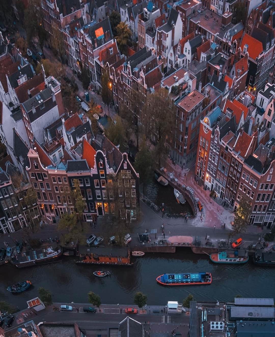 Earth Picsさんのインスタグラム写真 - (Earth PicsInstagram)「Aerial view of Amsterdam 🇳🇱 Is Amsterdam on your bucket list?  📷 @vitaliy.karpovich」12月22日 3時00分 - earthpix