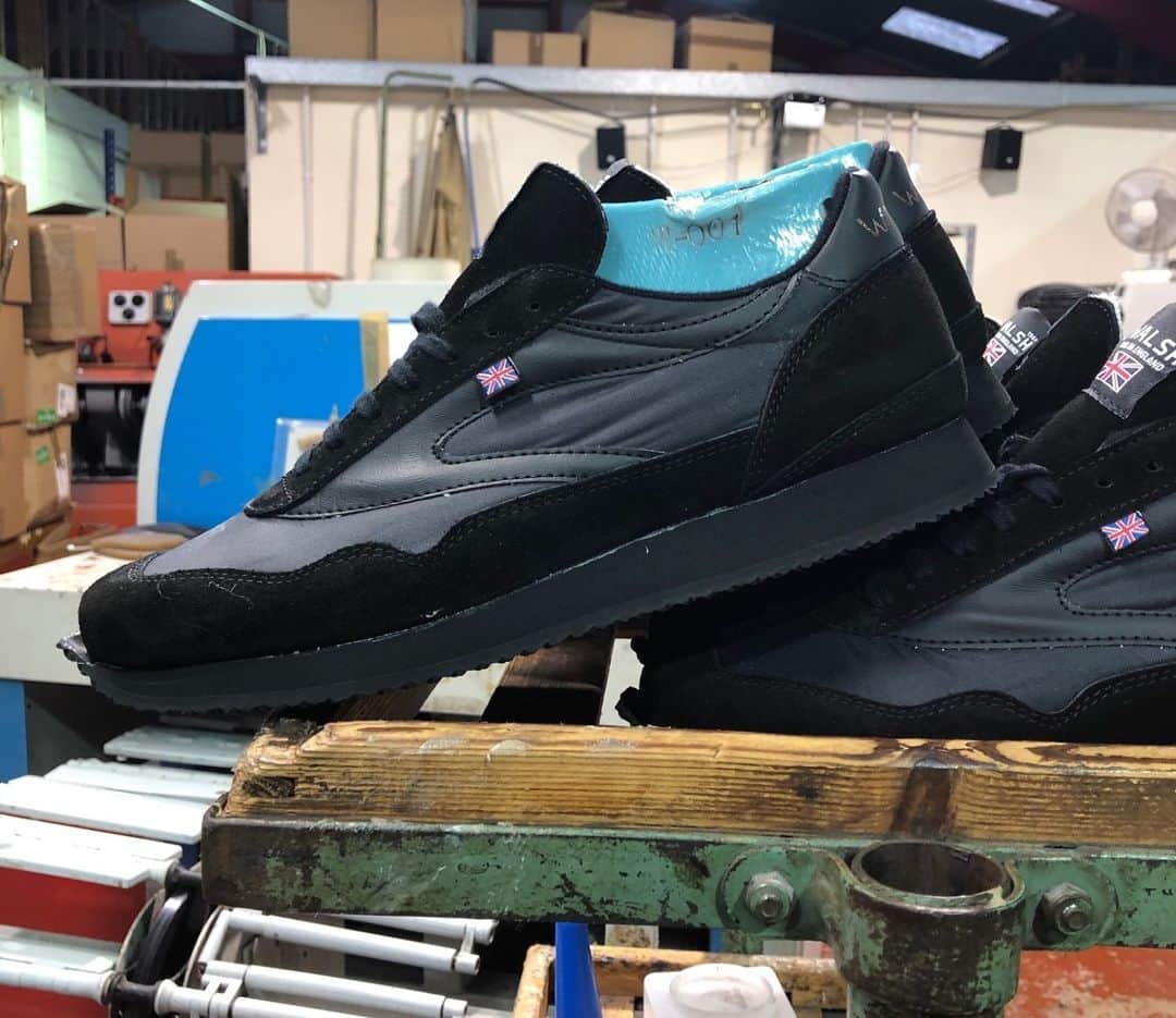 ウォルシュのインスタグラム：「Final Call for Orders! Order by 12:00pm GMT Tomorrow for Delivery Dispatch before Christmas 🎅🎁 . . . #normanwalshuk #normanwalsh #britishmanufacturing #madeinbritain #ukmfg #shoes #footwear #sneakers」