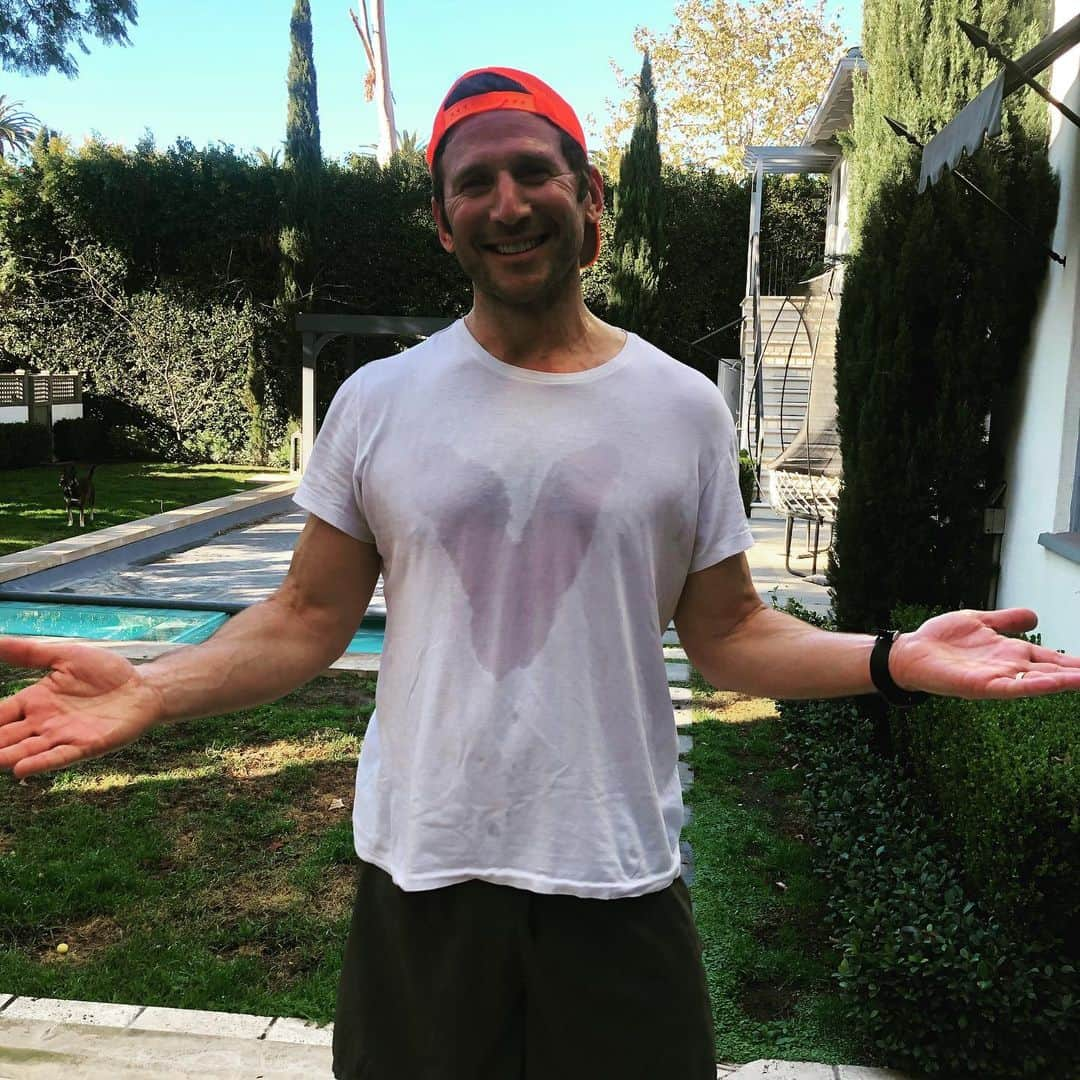 マーク・フォイアスタインのインスタグラム：「Anyone else sweat in the shape of a heart? #heartsweats」