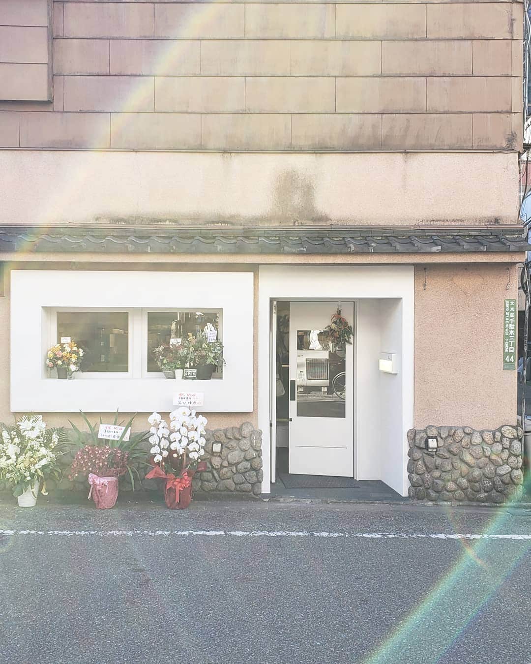 CAFE-STAGRAMMERさんのインスタグラム写真 - (CAFE-STAGRAMMERInstagram)「I can't wait for the day we can go to coffee shops as usual.  陽のあたる場所へ珈琲片手に、ゆっくりと♪ #千駄木 #谷根千 #カフェ #☕ #cafe #sendagi #yanesen #tokyocafe #cafetyo #千駄木カフェ #谷根千カフェ #イグニスコーヒー #igniscoffee」12月22日 3時04分 - cafetyo